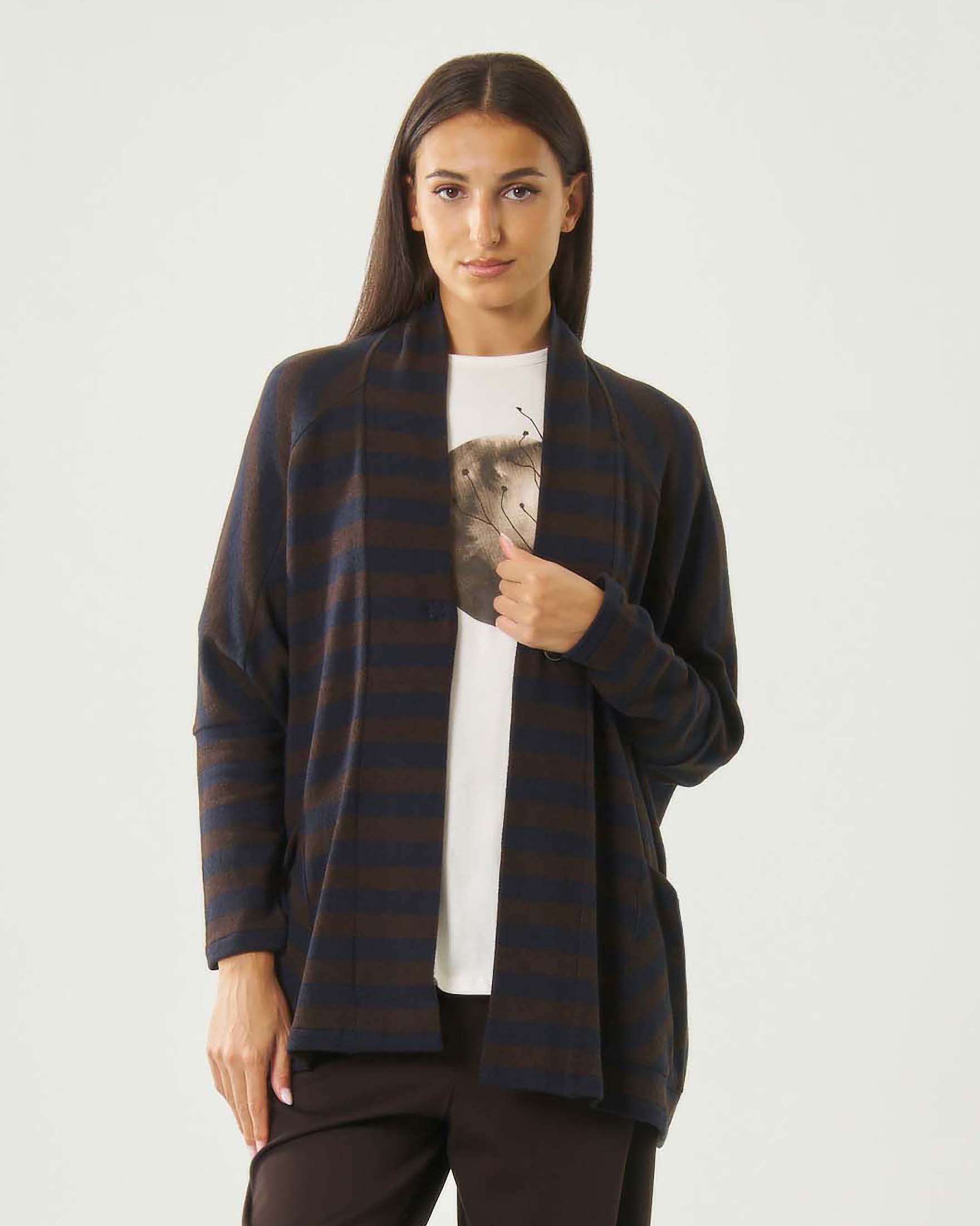 Cardigan morbido monobottone Jurerê marrone a righe blu in cotone stretch con tasche a toppa