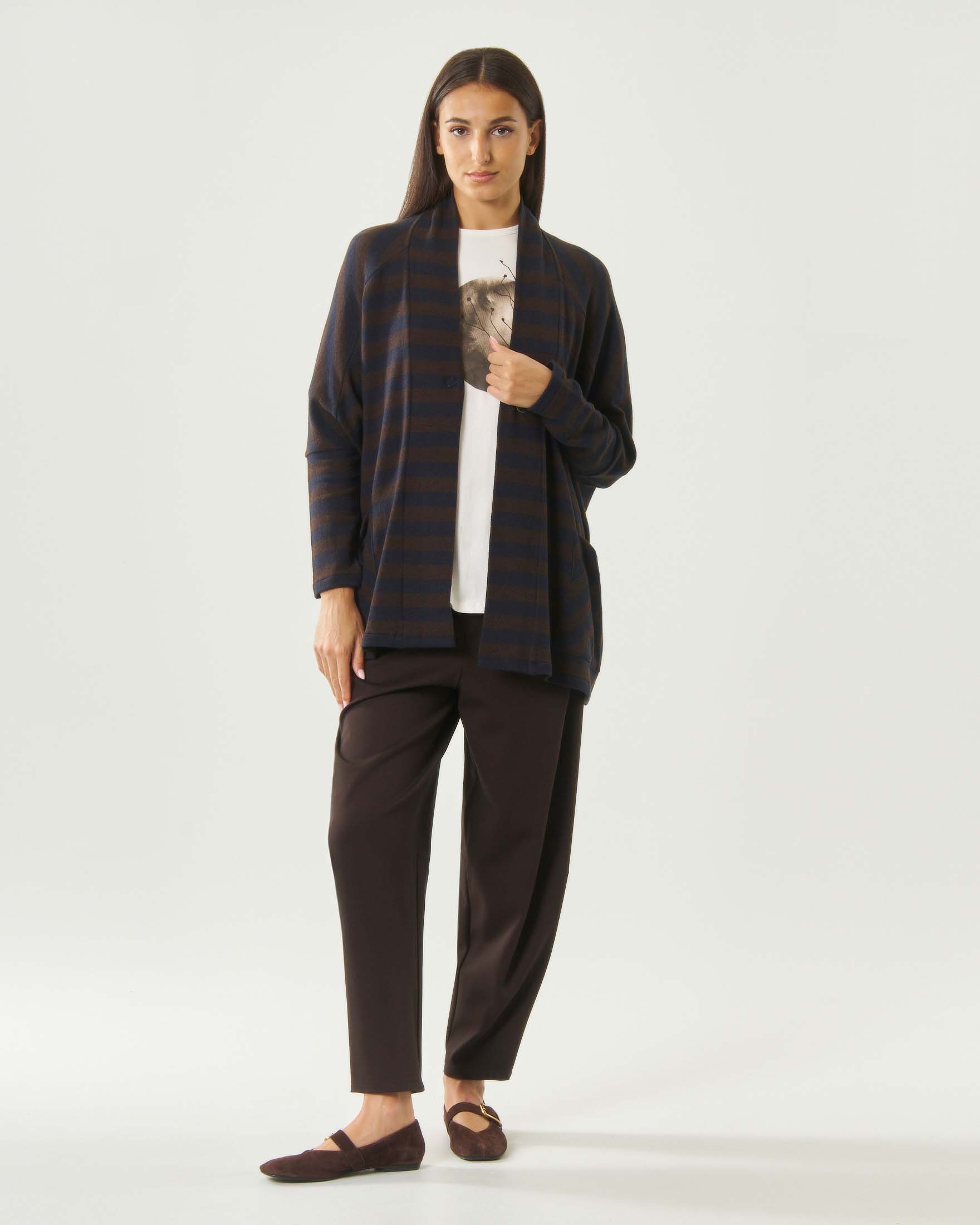 Cardigan morbido monobottone Jurerê marrone a righe blu in cotone stretch con tasche a toppa image