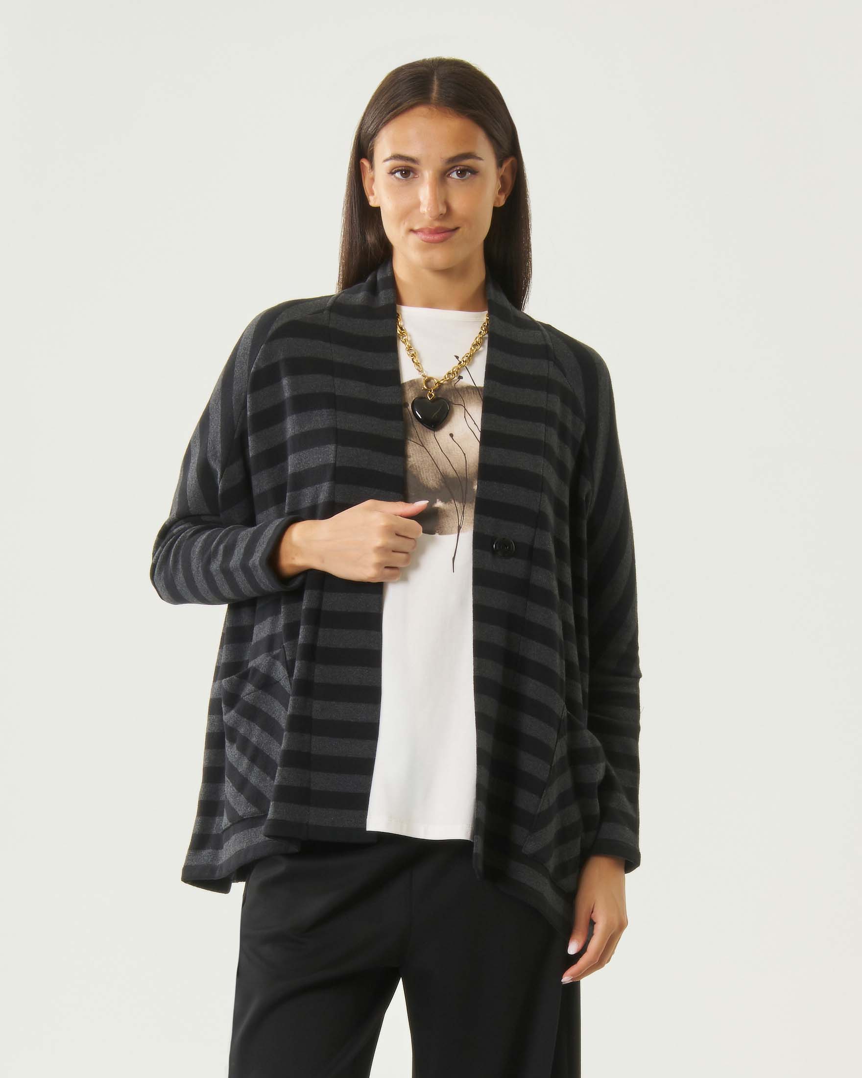 Cardigan morbido monobottone Jurerê nero a righe grigie in cotone stretch con tasche a toppa