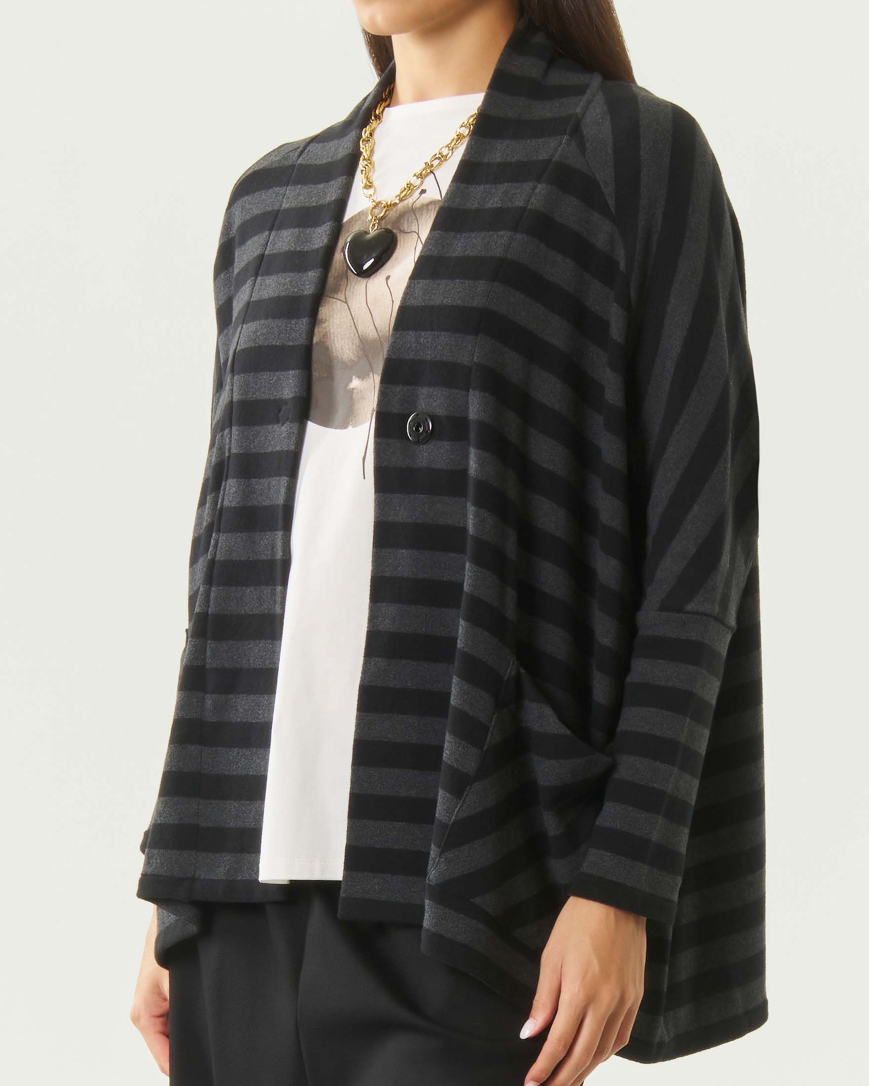 Cardigan morbido monobottone Jurerê nero a righe grigie in cotone stretch con tasche a toppa image