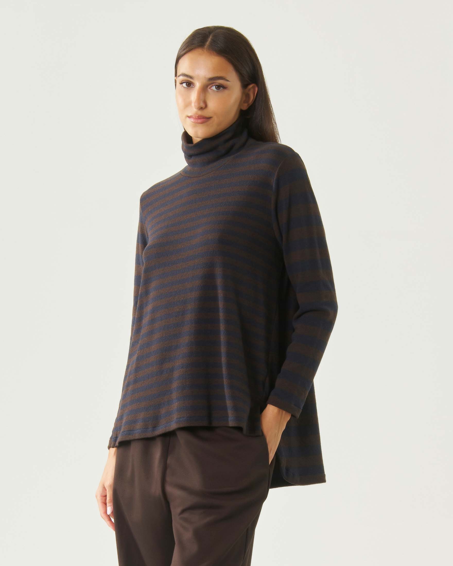 Maglia lupetto ampia Jurerê marrone a righe blu in misto cotone stretch