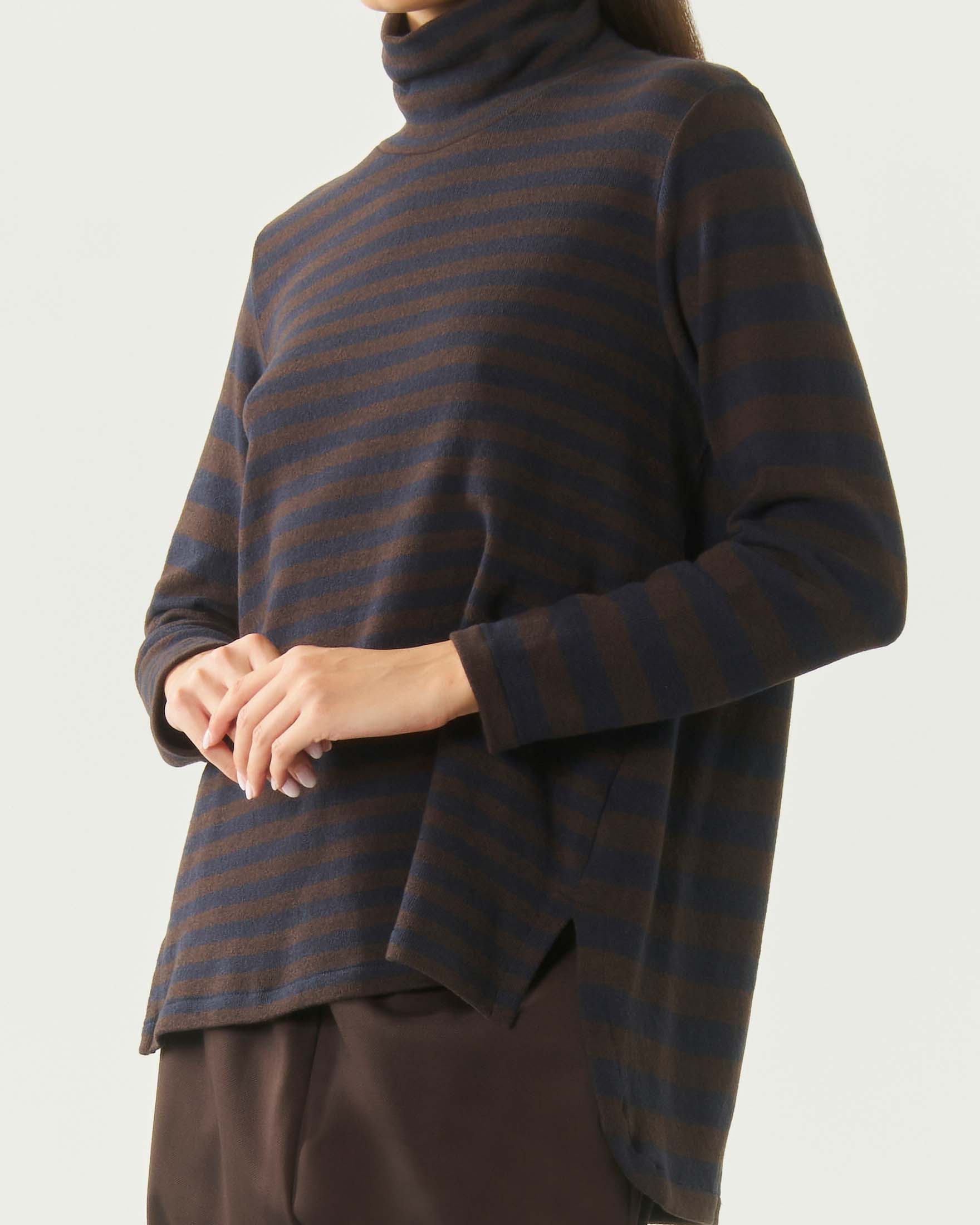 Maglia lupetto ampia Jurerê marrone a righe blu in misto cotone stretch image