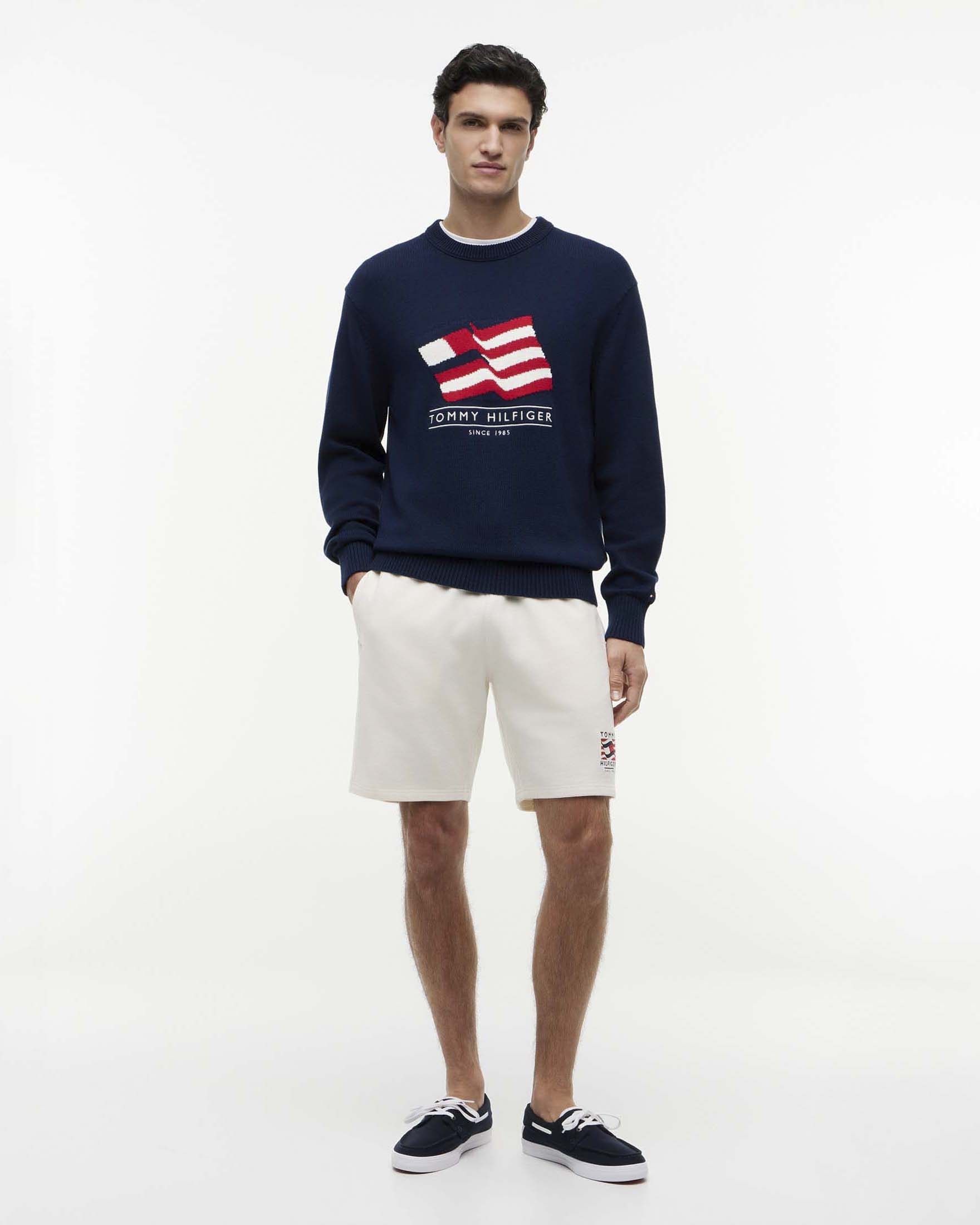 Maglia girocollo blu Tommy Hilfiger relaxed fit con bandiera a intarsio