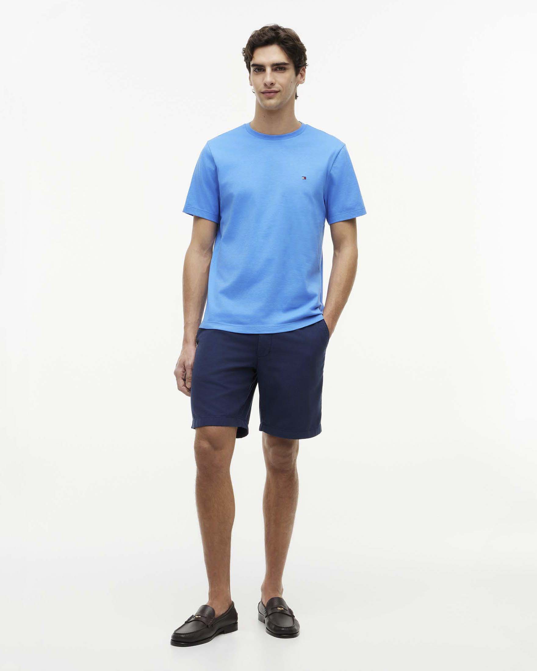 T-shirt Tommy Hilfiger celeste in cotone con logo flag ricamato sul petto