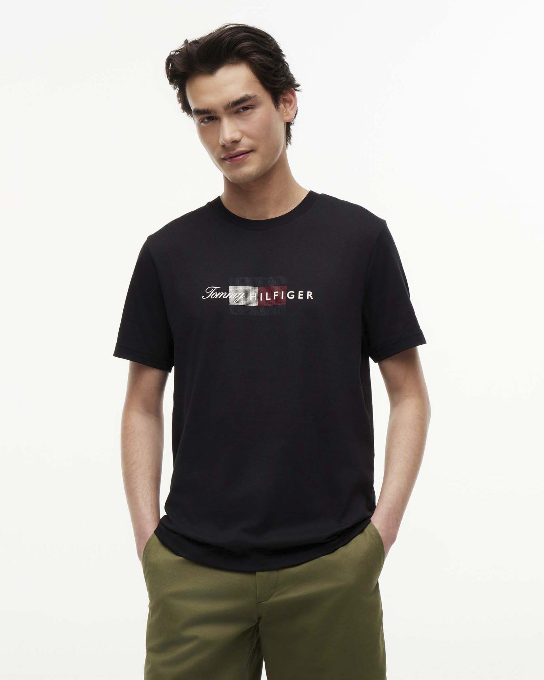 T-shirt Tommy Hilfiger nera in jersey di cotone con logo scritta e grafica bandiera