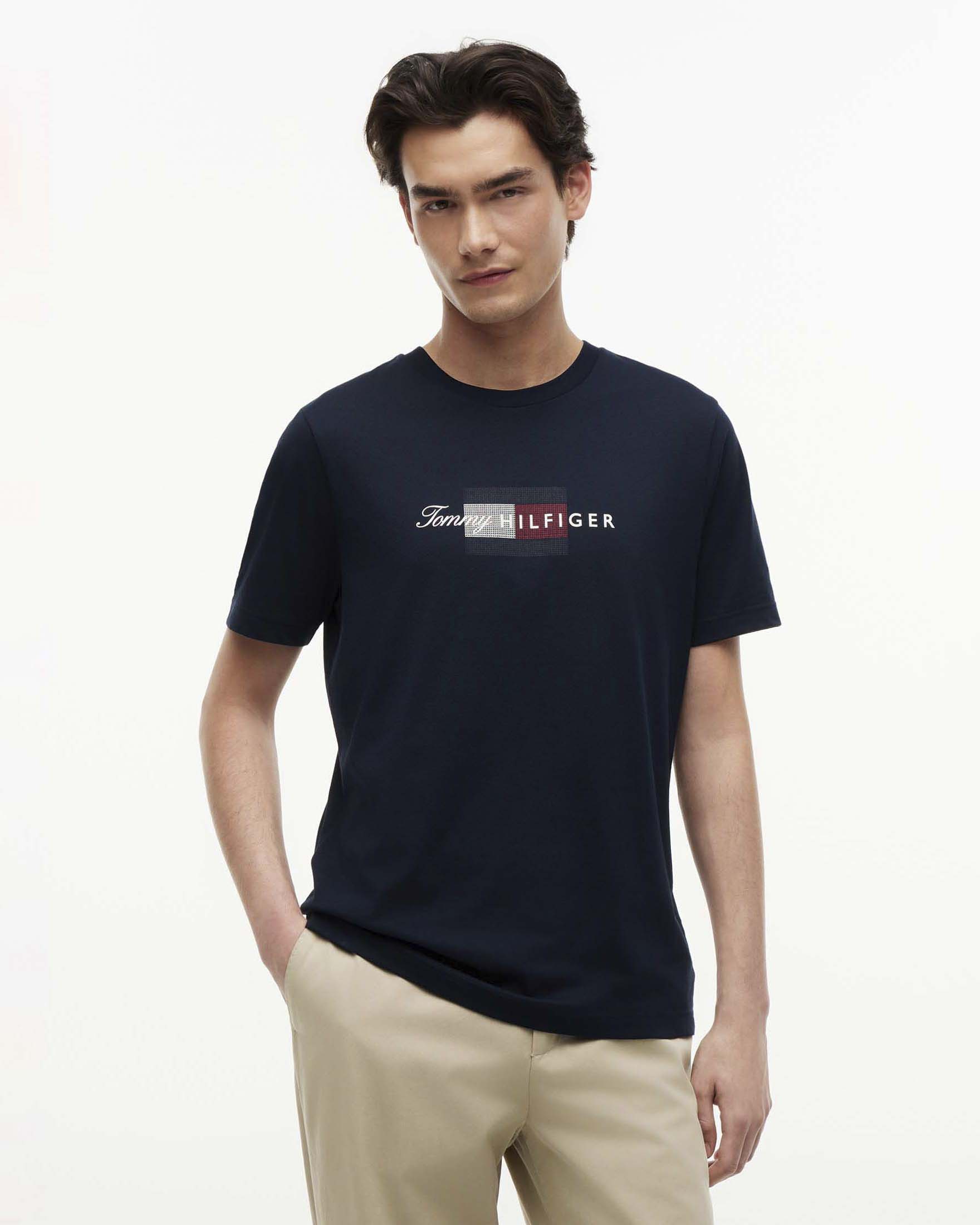 T-shirt Tommy Hilfiger blu in jersey di cotone con logo scritta e grafica bandiera