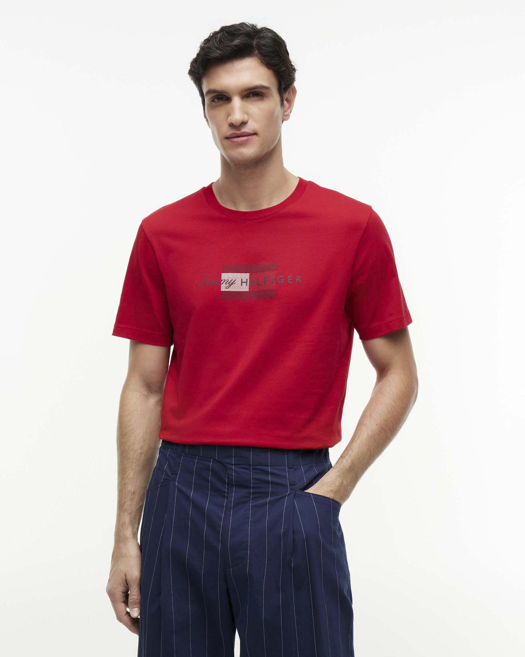 T-shirt Tommy Hilfiger rossa in jersey di cotone con logo scritta e grafica bandiera