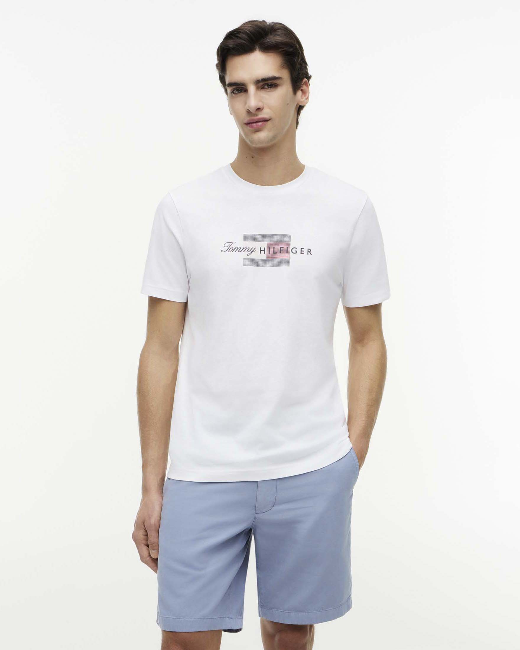 T-shirt Tommy Hilfiger bianca in jersey di cotone con logo scritta e grafica bandiera