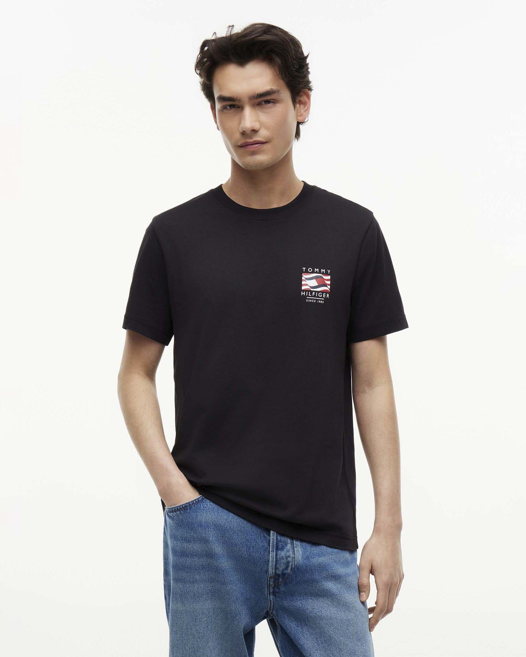 T-shirt Tommy Hilfiger nera Regular Fit in cotone con bandiera ondulata