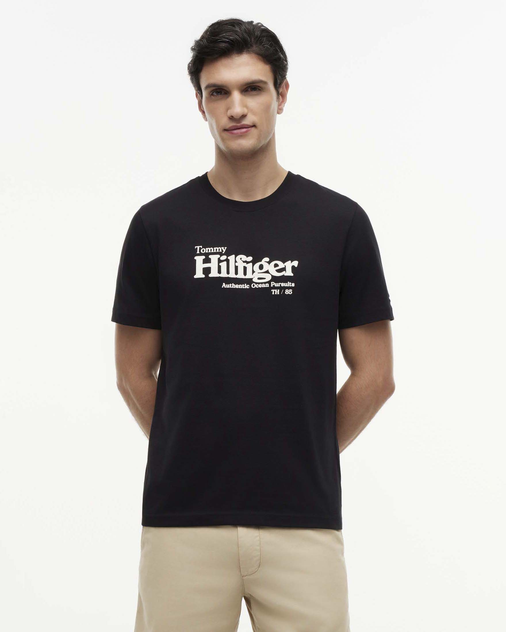 T-shirt Tommy Hilfiger nera Regular Fit in cotone con logo grafico