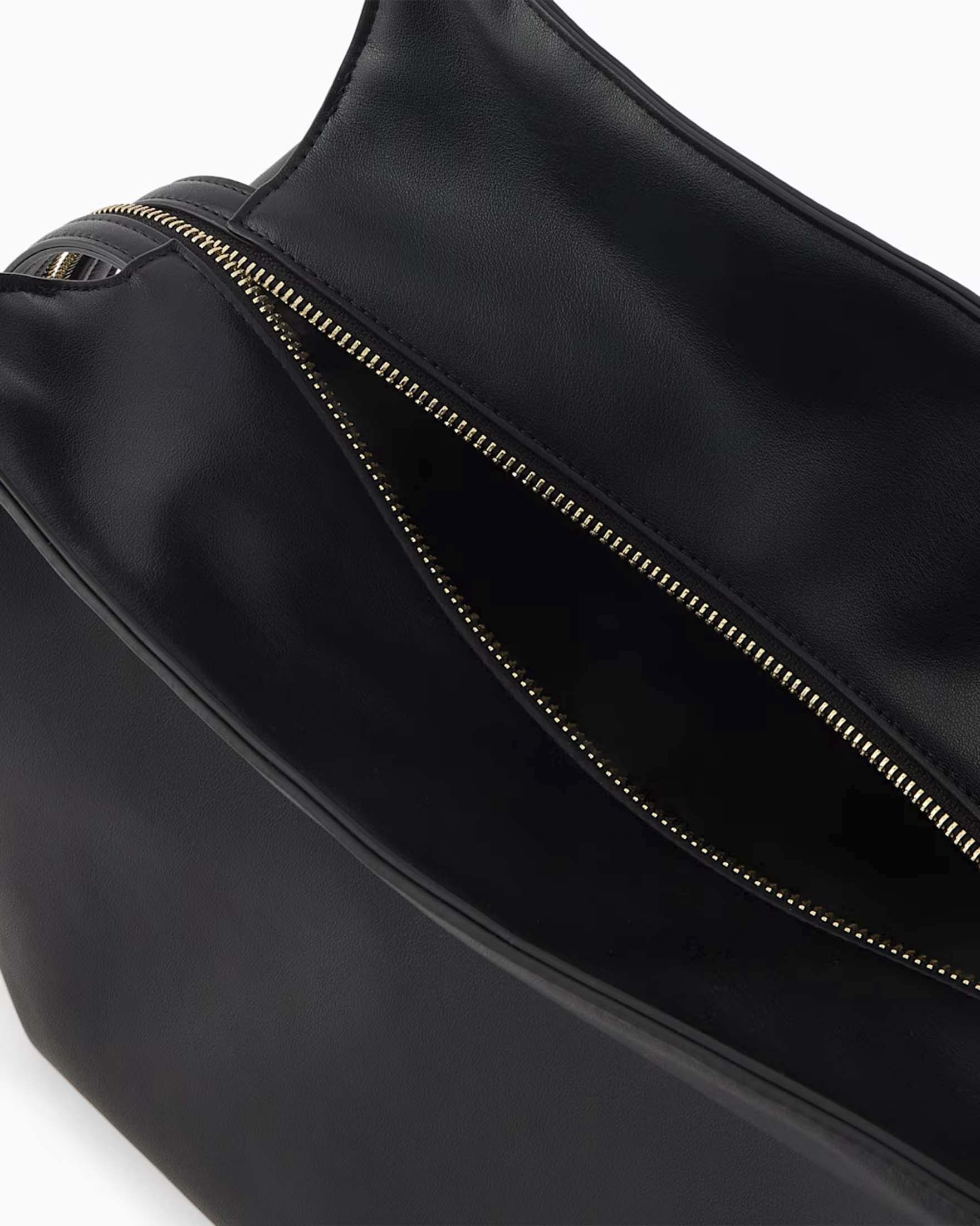 Borsa a spalla Armani Exchange nera in similpelle morbida con logo e manici regolabili image