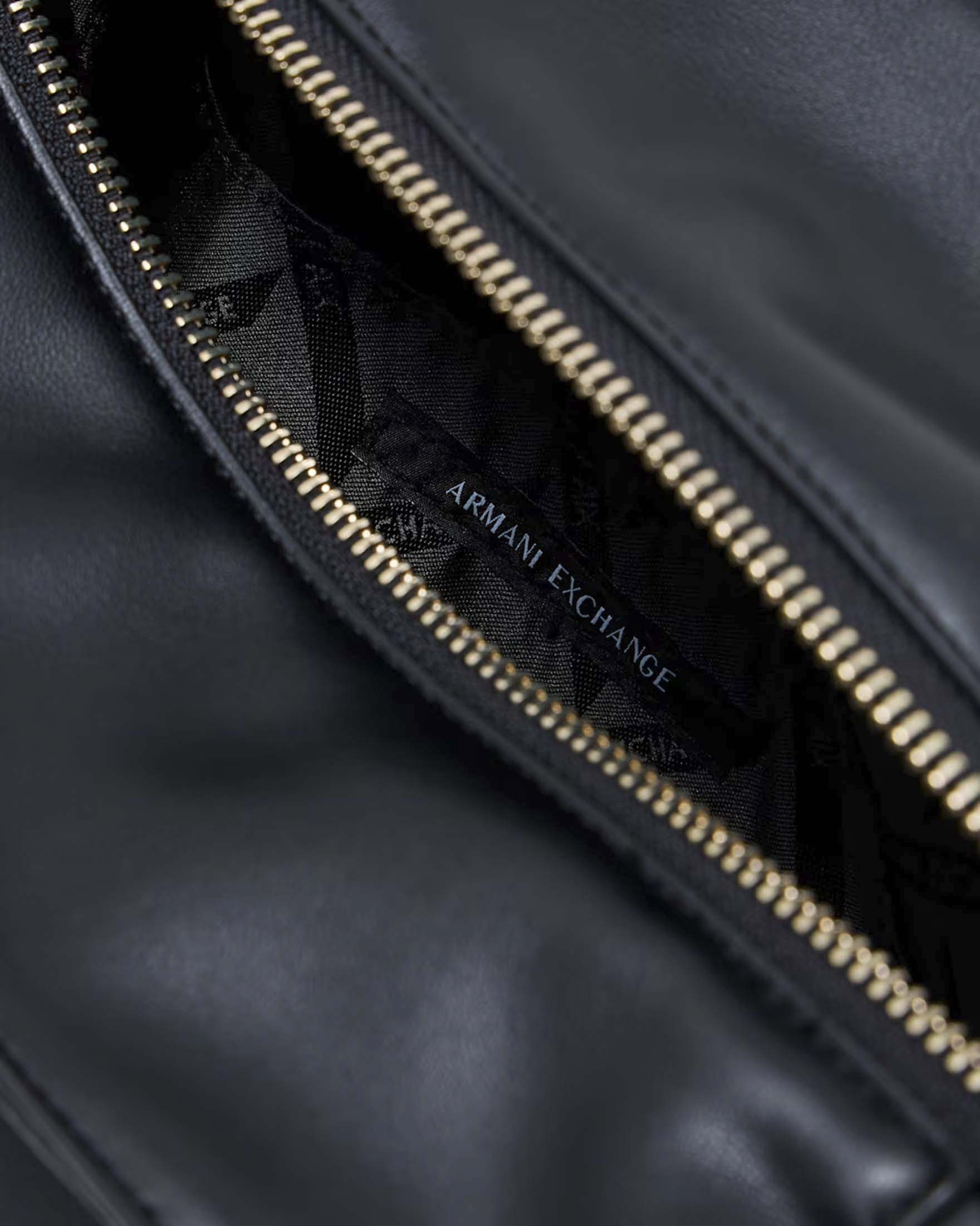 Borsa a spalla piccola Armani Exchange nera in similpelle morbida con logo e manici regolabili image