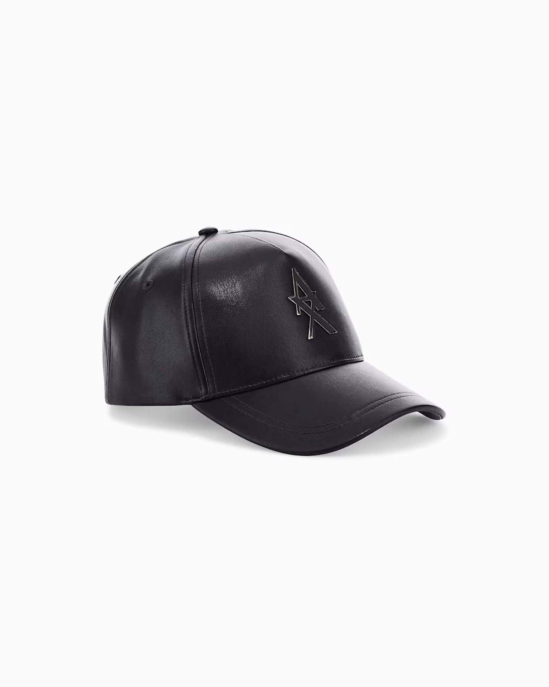 Cappello baseball Armani Exchange nero effetto pelle con maxi logo metallico e cinturino regolabile