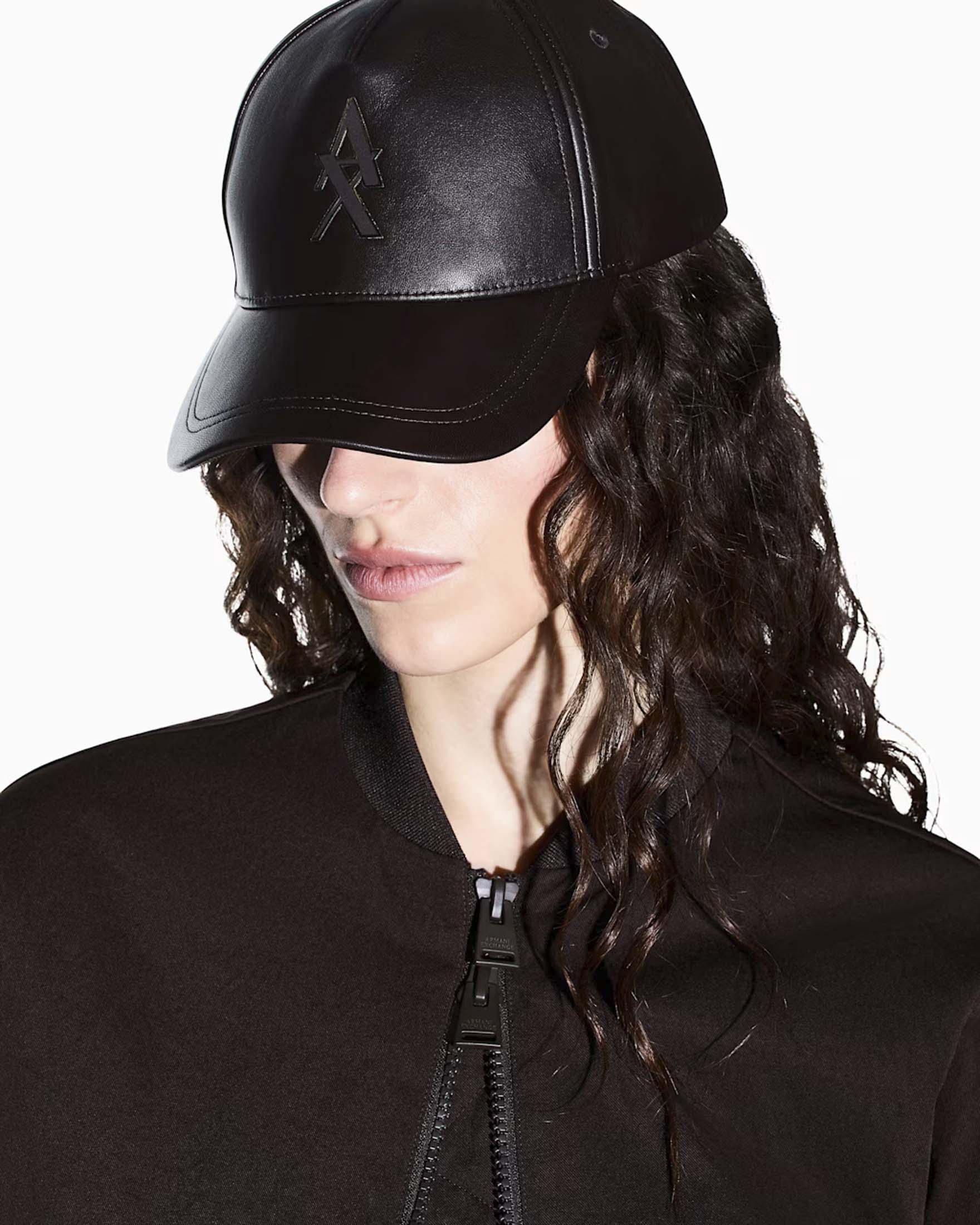 Cappello baseball Armani Exchange nero effetto pelle con maxi logo metallico e cinturino regolabile image