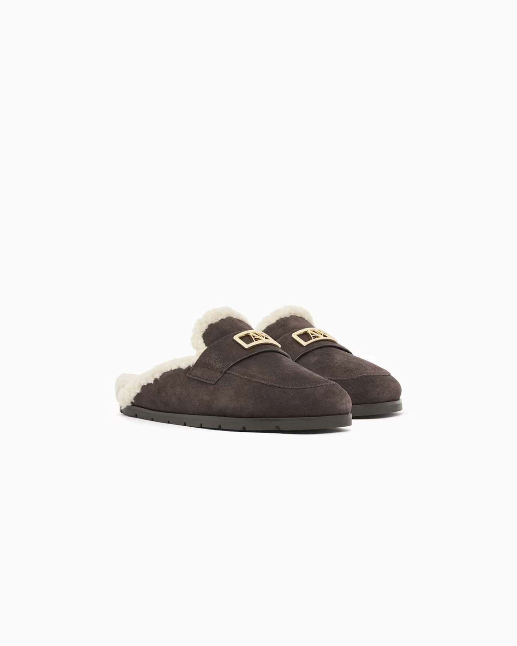 Sabot slip-on Armani Exchange testa di moro in suede con fodera effetto teddy a contrasto image