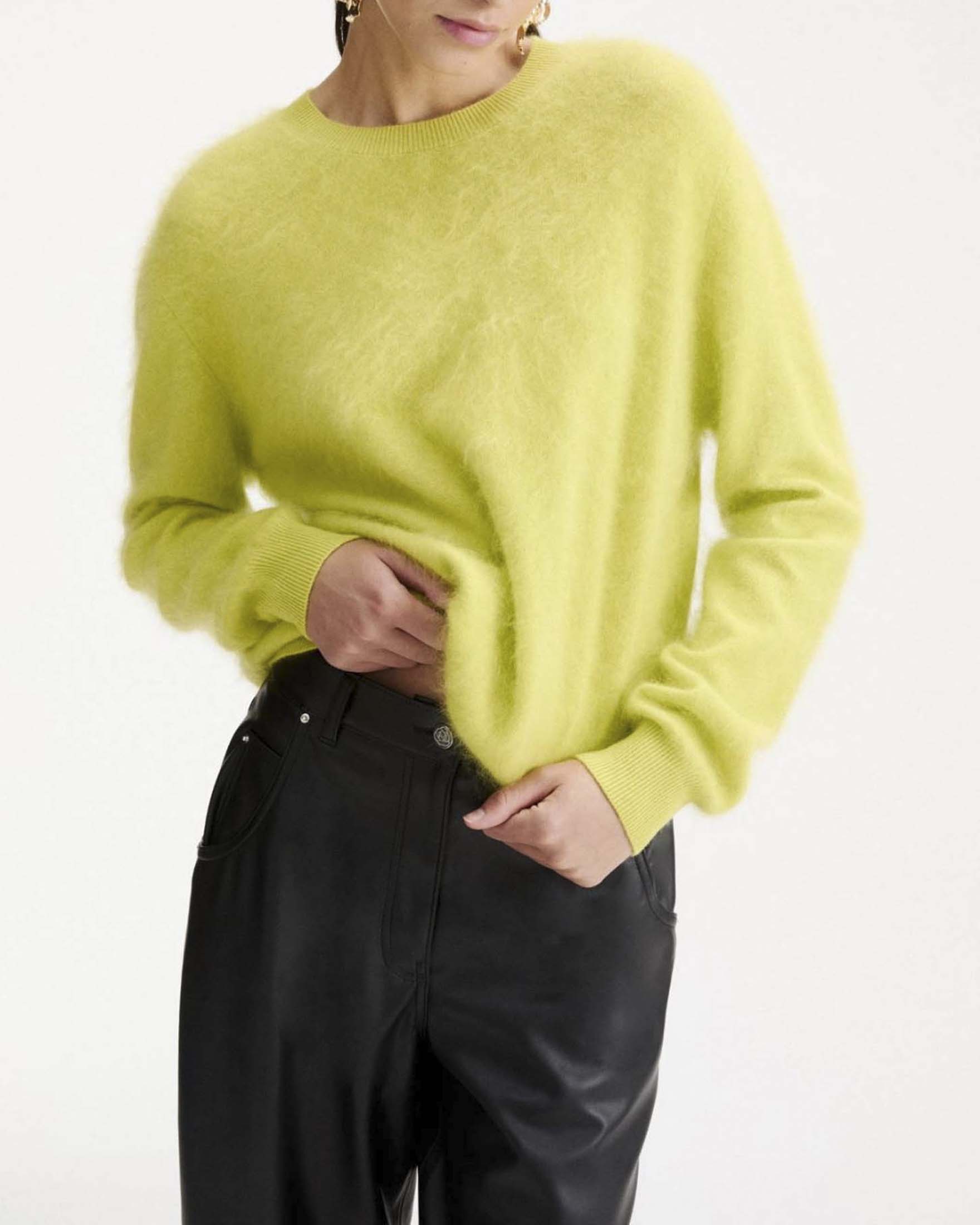 Maglia girocollo Marella color lime in pura lana merino extrafine con spalla scesa e bordi a costine