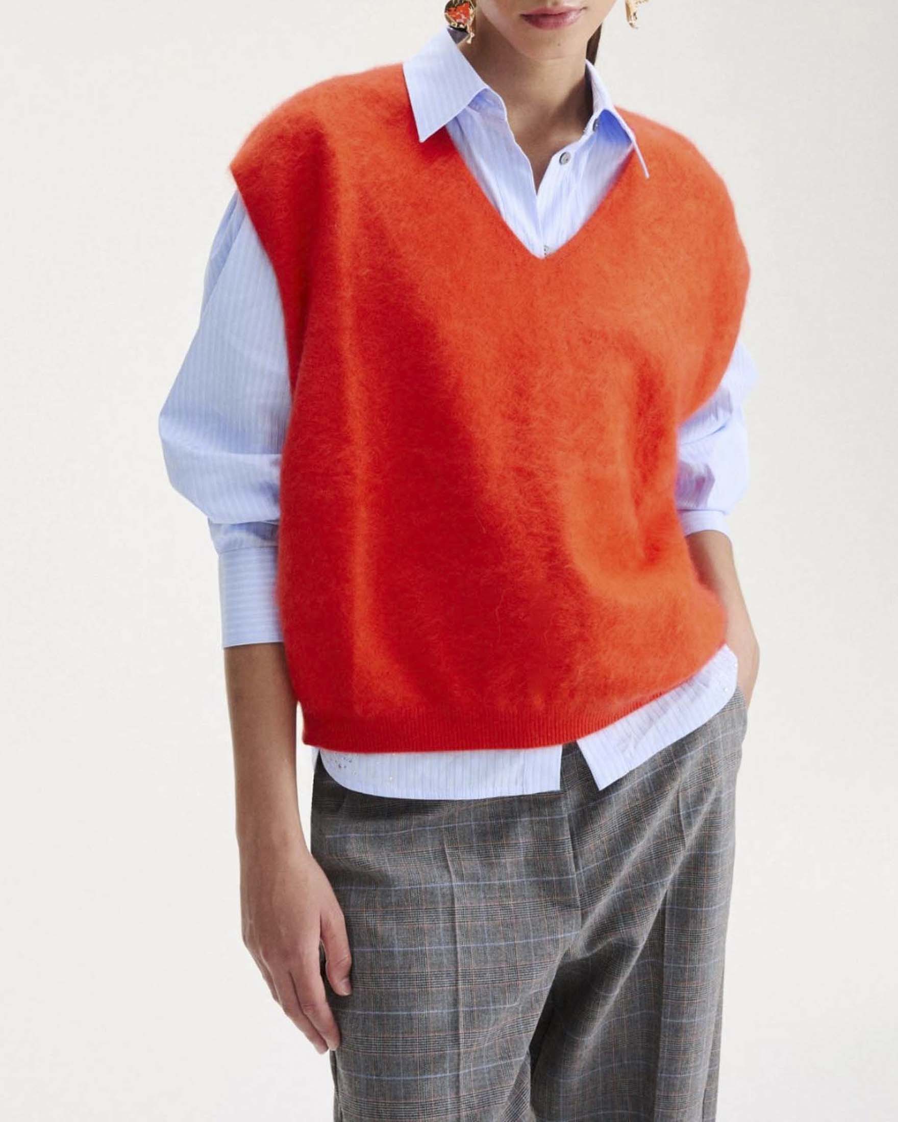 Gilet Marella arancione in pura lana merino extrafine con scollo a V e dettagli a costine