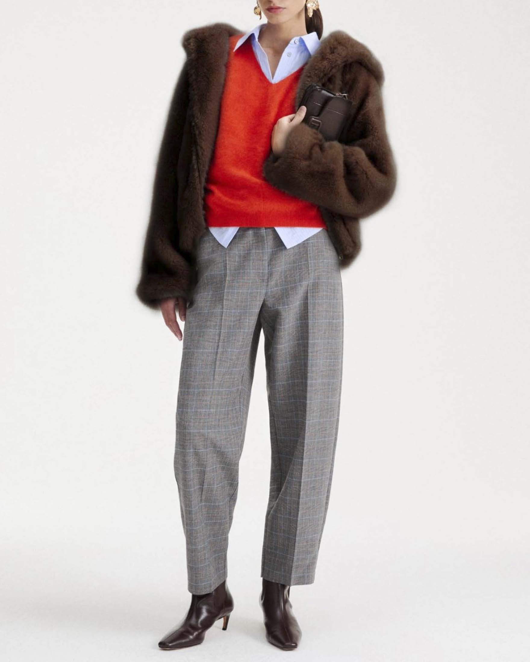 Gilet Marella arancione in pura lana merino extrafine con scollo a V e dettagli a costine image