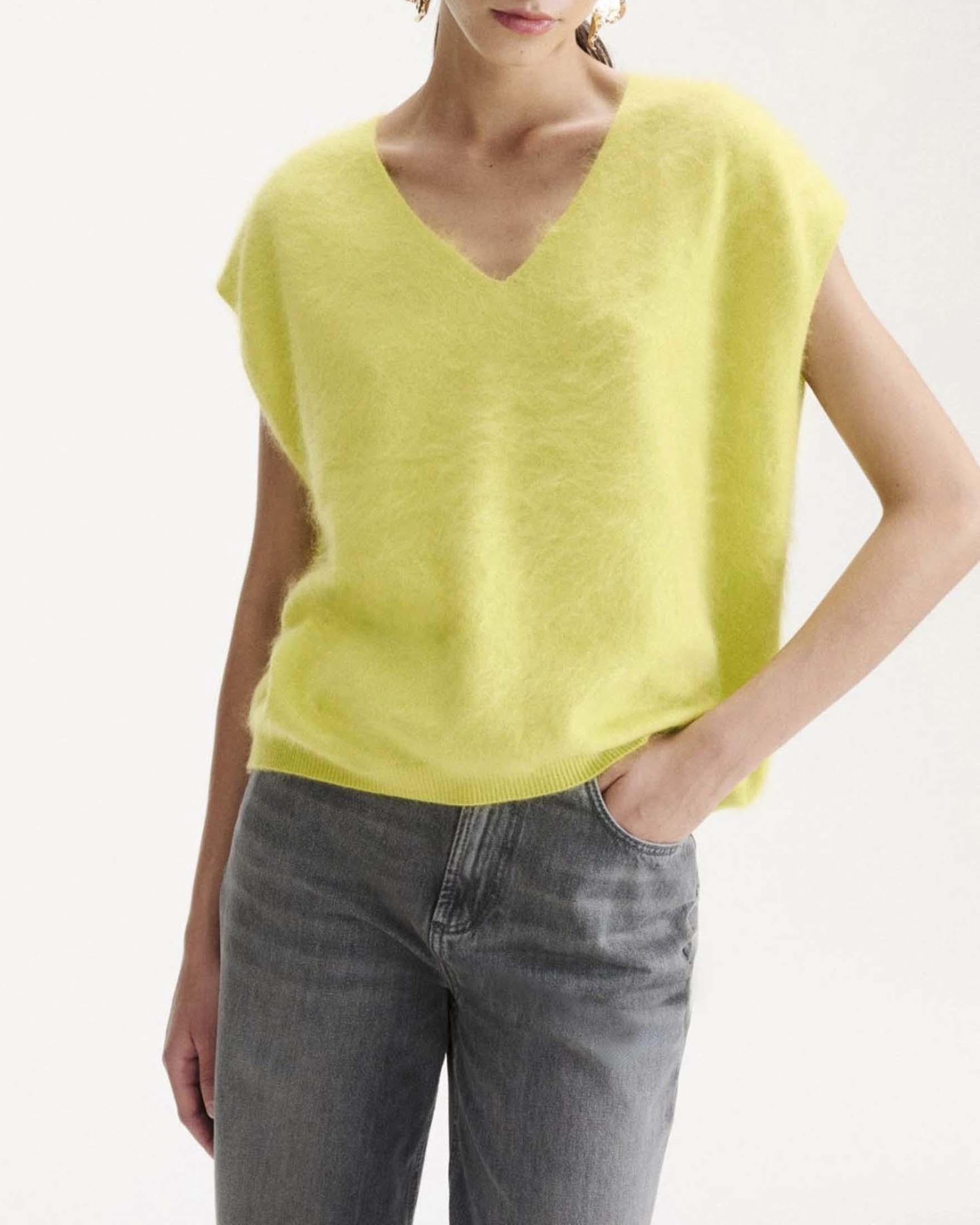 Gilet Marella color lime in pura lana merino extrafine con scollo a V e dettagli a costine