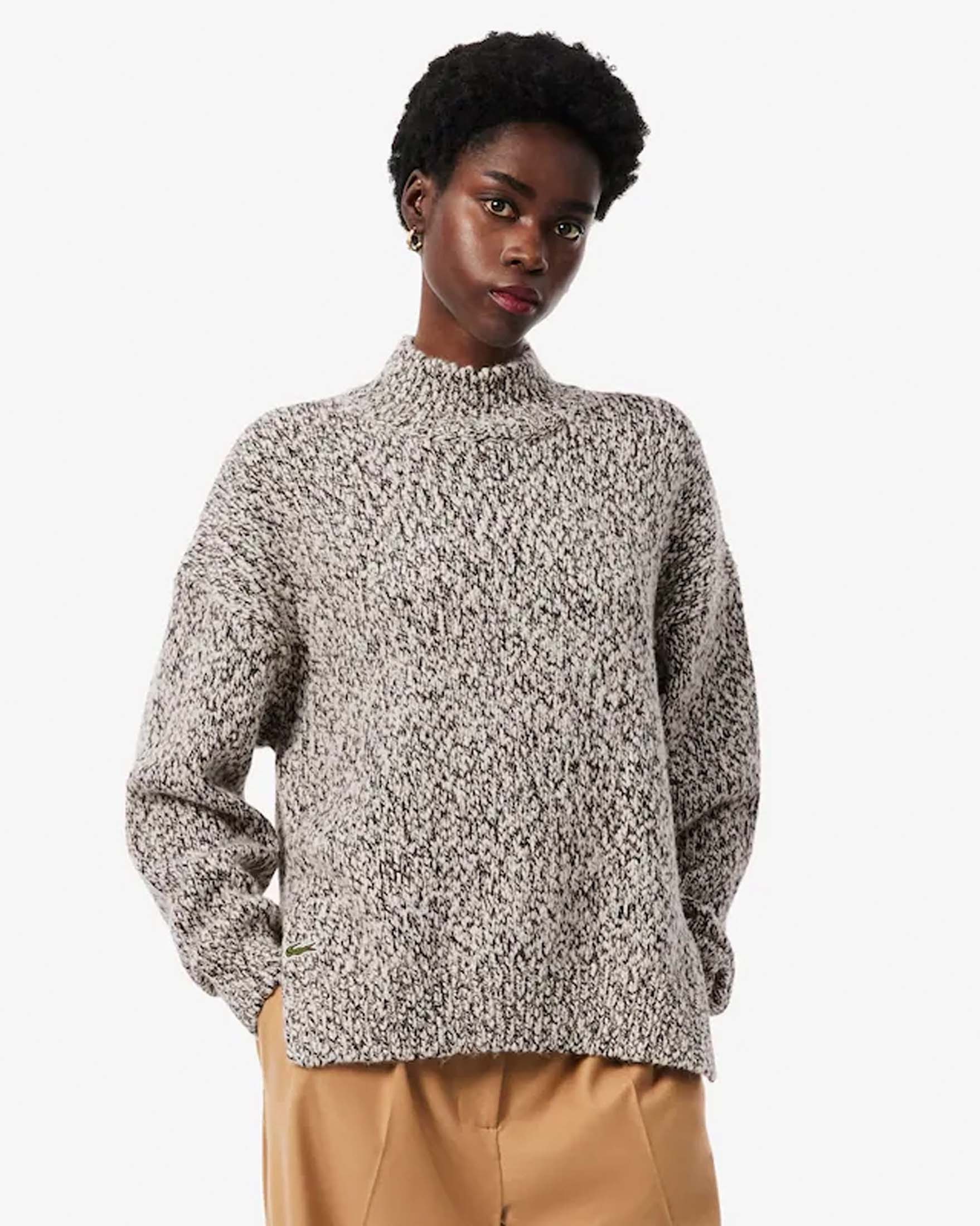 Maglione Lacoste a collo alto melange bianco e bordeaux in lana mercerizzata con spacchi laterali