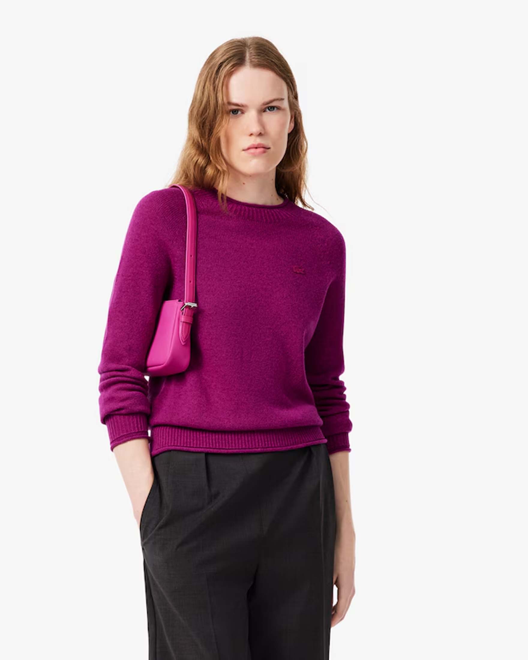 Maglione girocollo Lacoste fucsia in pura lana cardata con coccodrillo ricamato a contrasto