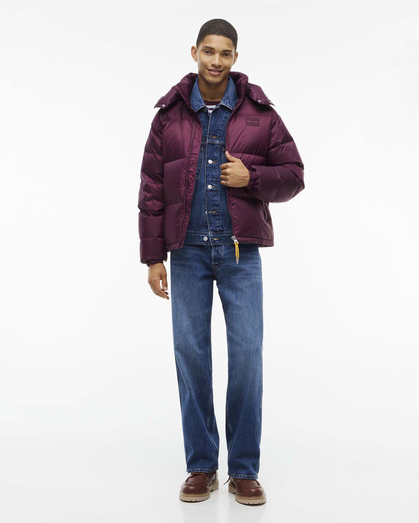Piumino Tommy Jeans bordeaux in nylon ripstop imbottito in piuma con cappuccio staccabile