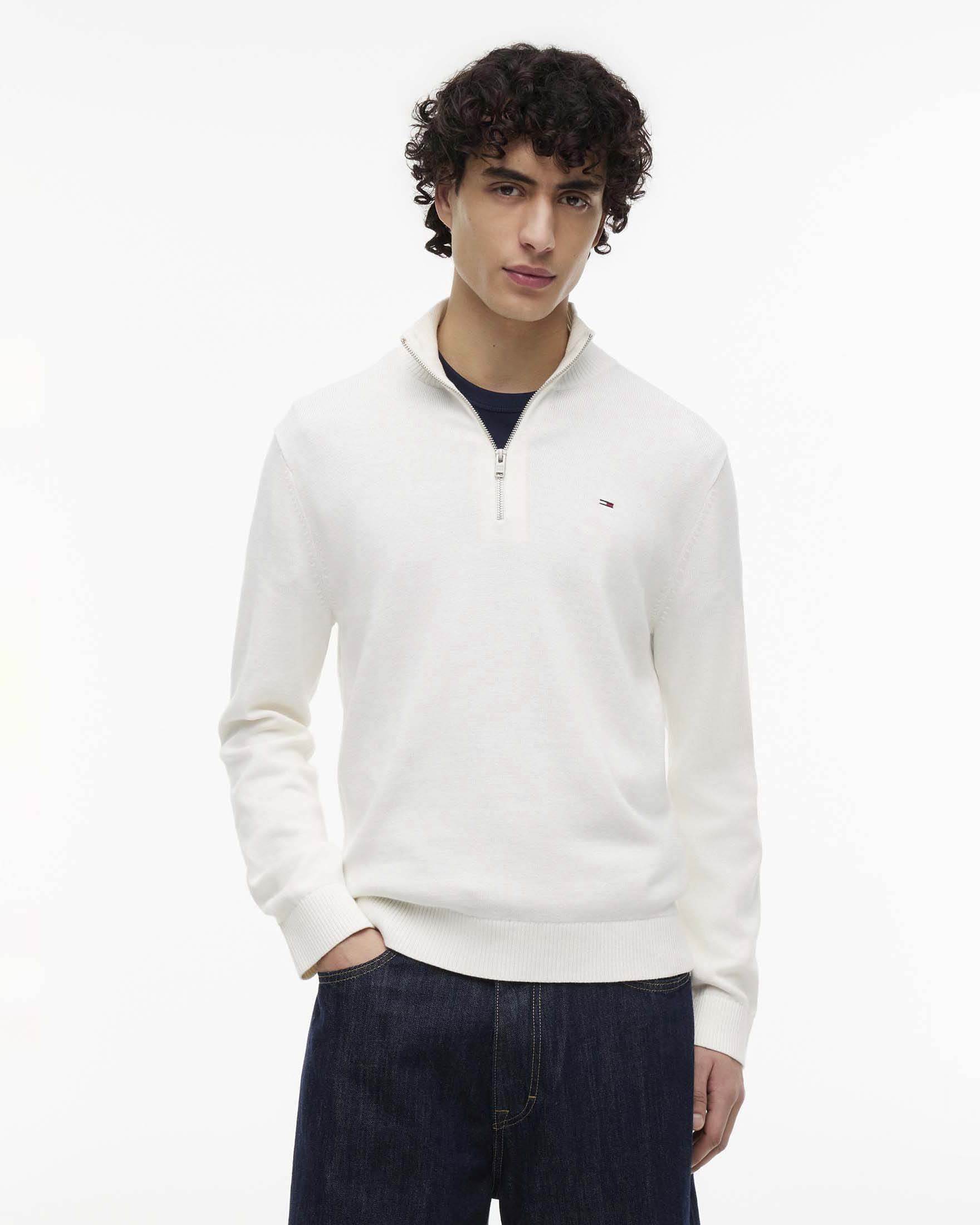 Maglione Tommy Jeans bianco in cotone con mezza zip e logo ricamato