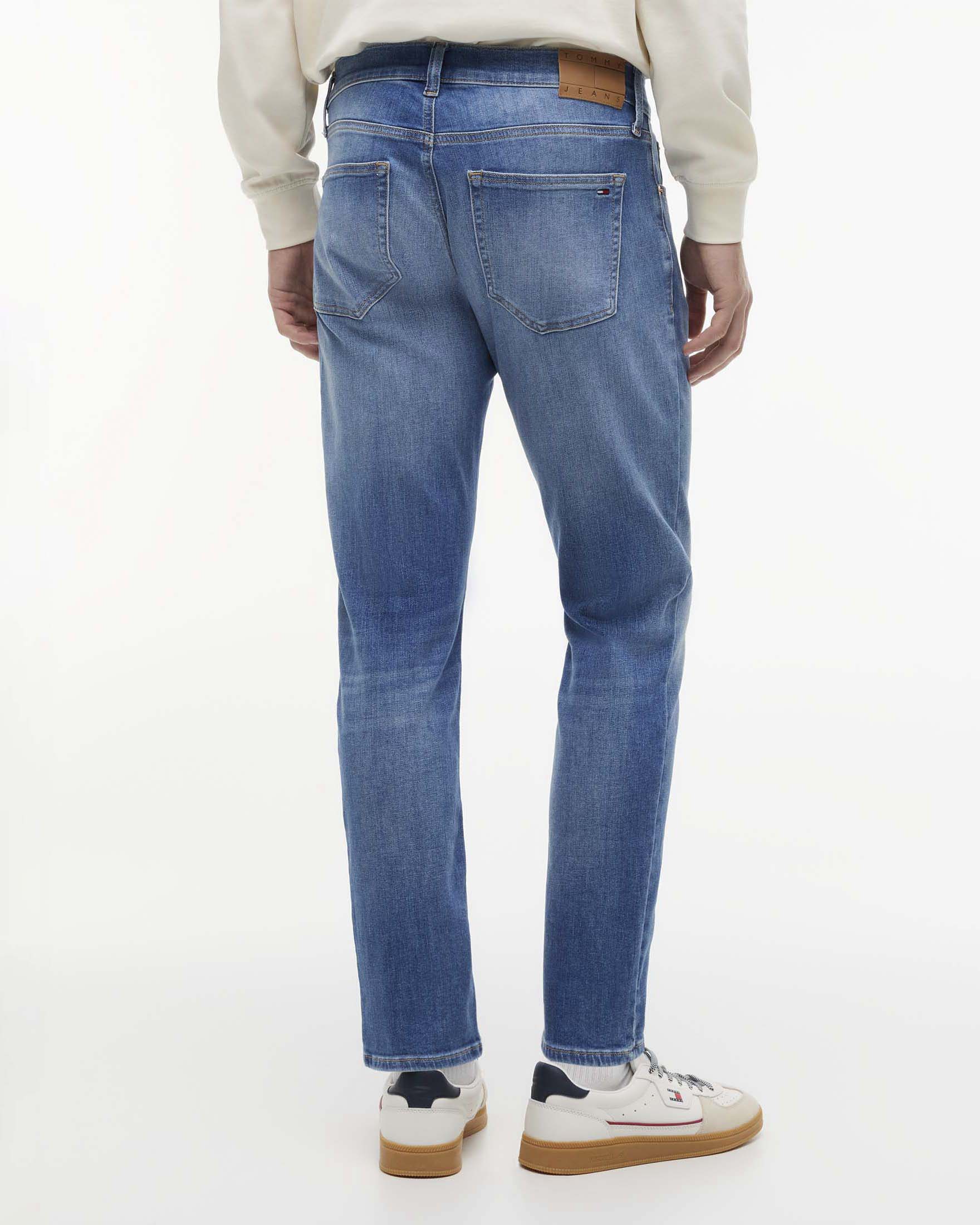 Jeans Austin Tommy Jeans slim tapered in denim blu lavaggio chiaro stone washed image