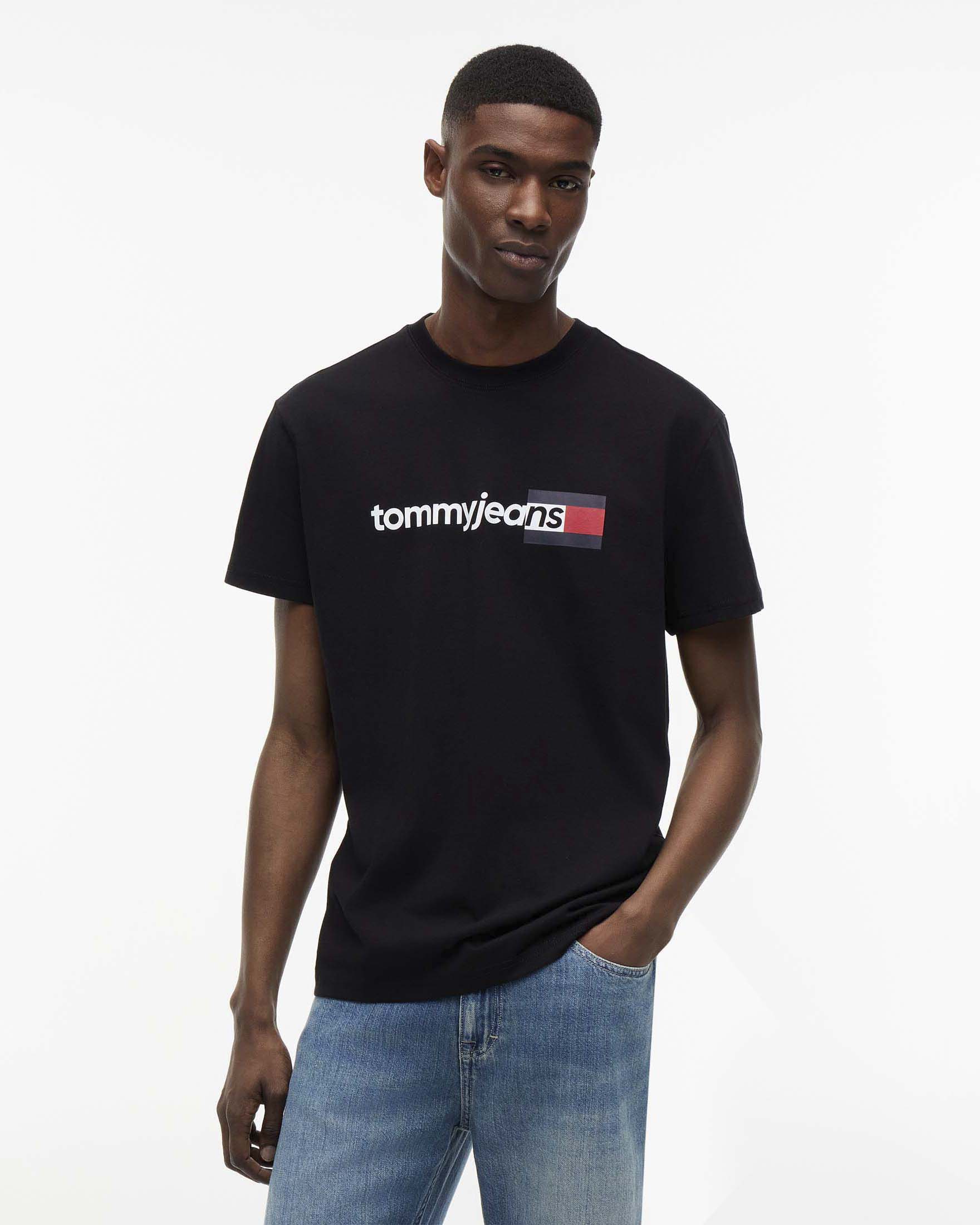 T-shirt Tommy Jeans nera regular fit in cotone con logo
