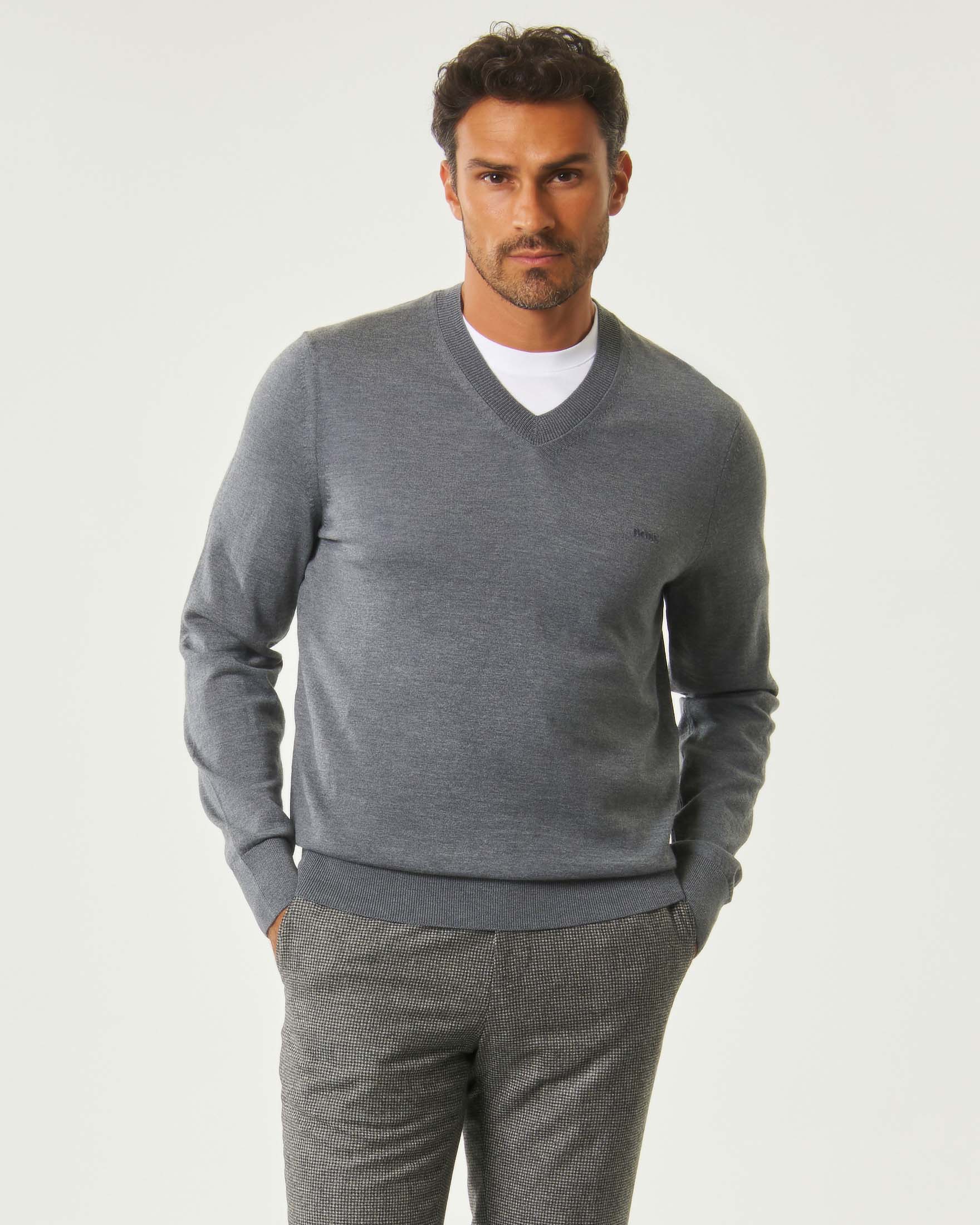 Maglia scollo a V Boss grigia in pura lana merino