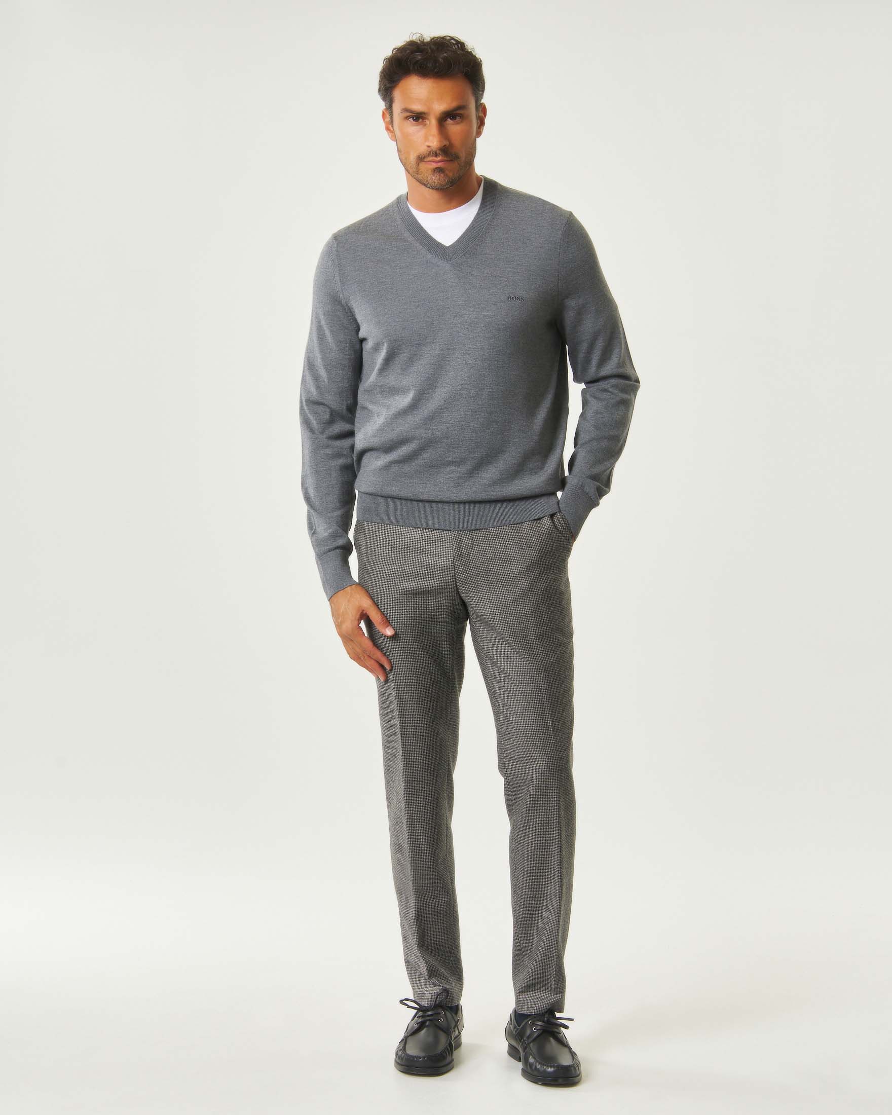 Maglia scollo a V Boss grigia in pura lana merino image