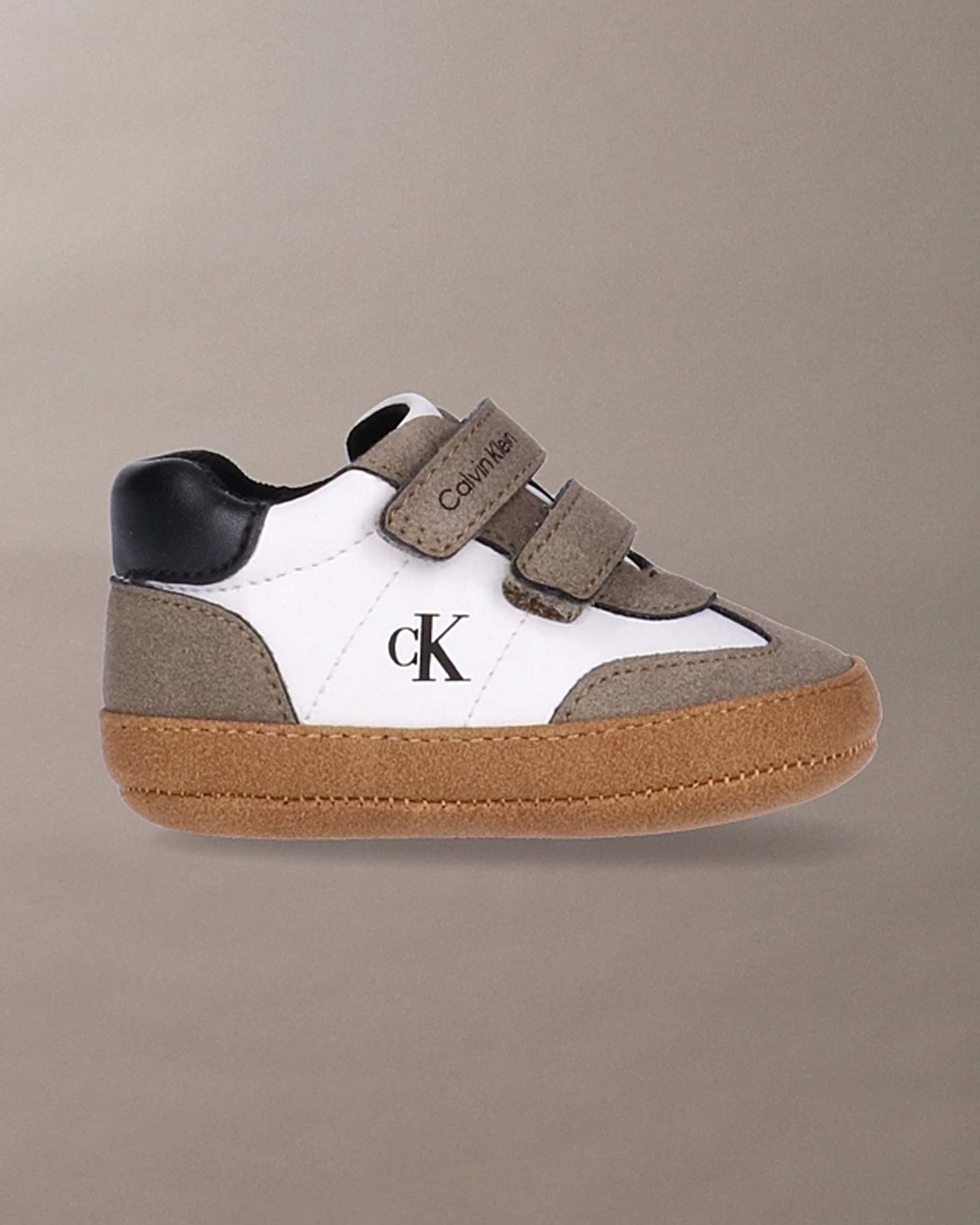 Sneakers Calvin Klein Kids bianche in ecopelle con dettagli in suede taupe e chiusura a velcro