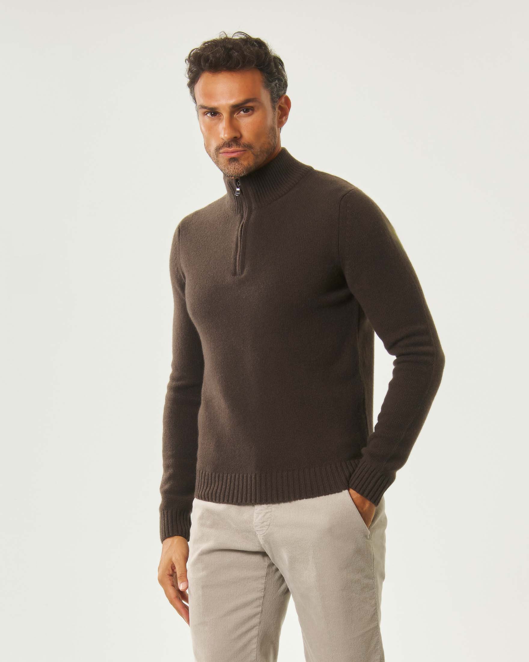 Maglia Rodolfo Pellizzari marrone in misto lana e cachemire finezza 7 con apertura a mezza zip