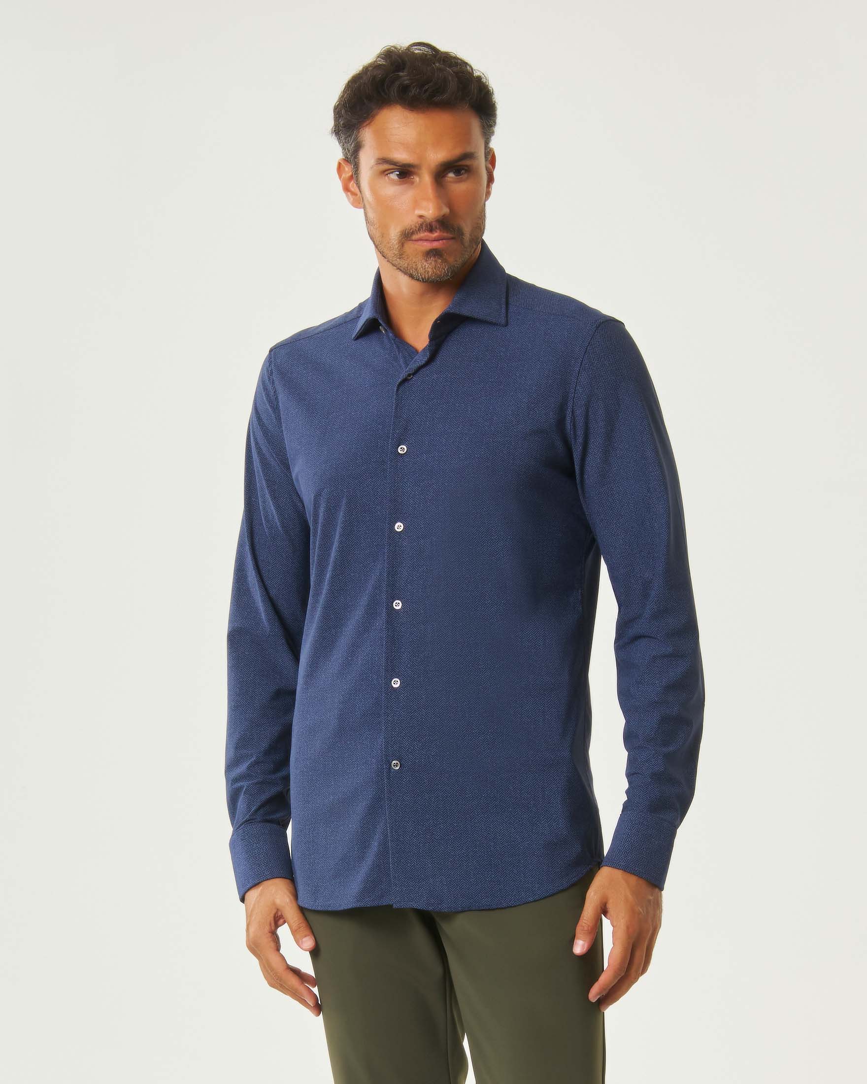 Camicia Rodolfo Pellizzari in tessuto tecnico hyper comfort effetto spinato blu indaco con collo alla francese