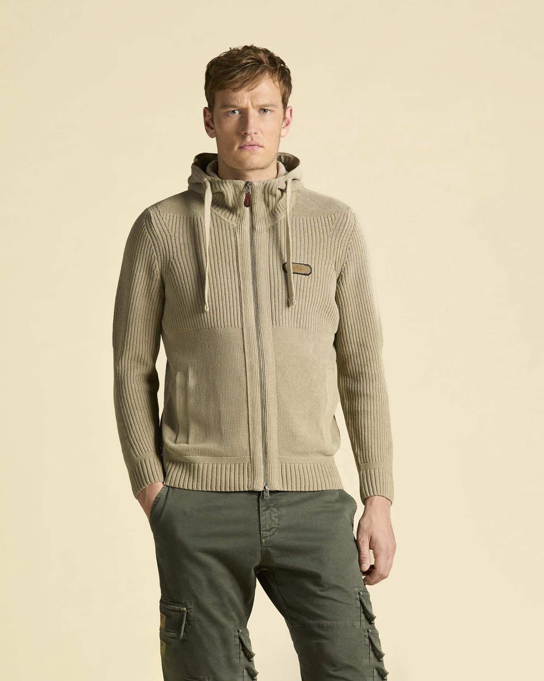 Maglione Aeronautica Militare beige in ciniglia con cappuccio e chiusura zip