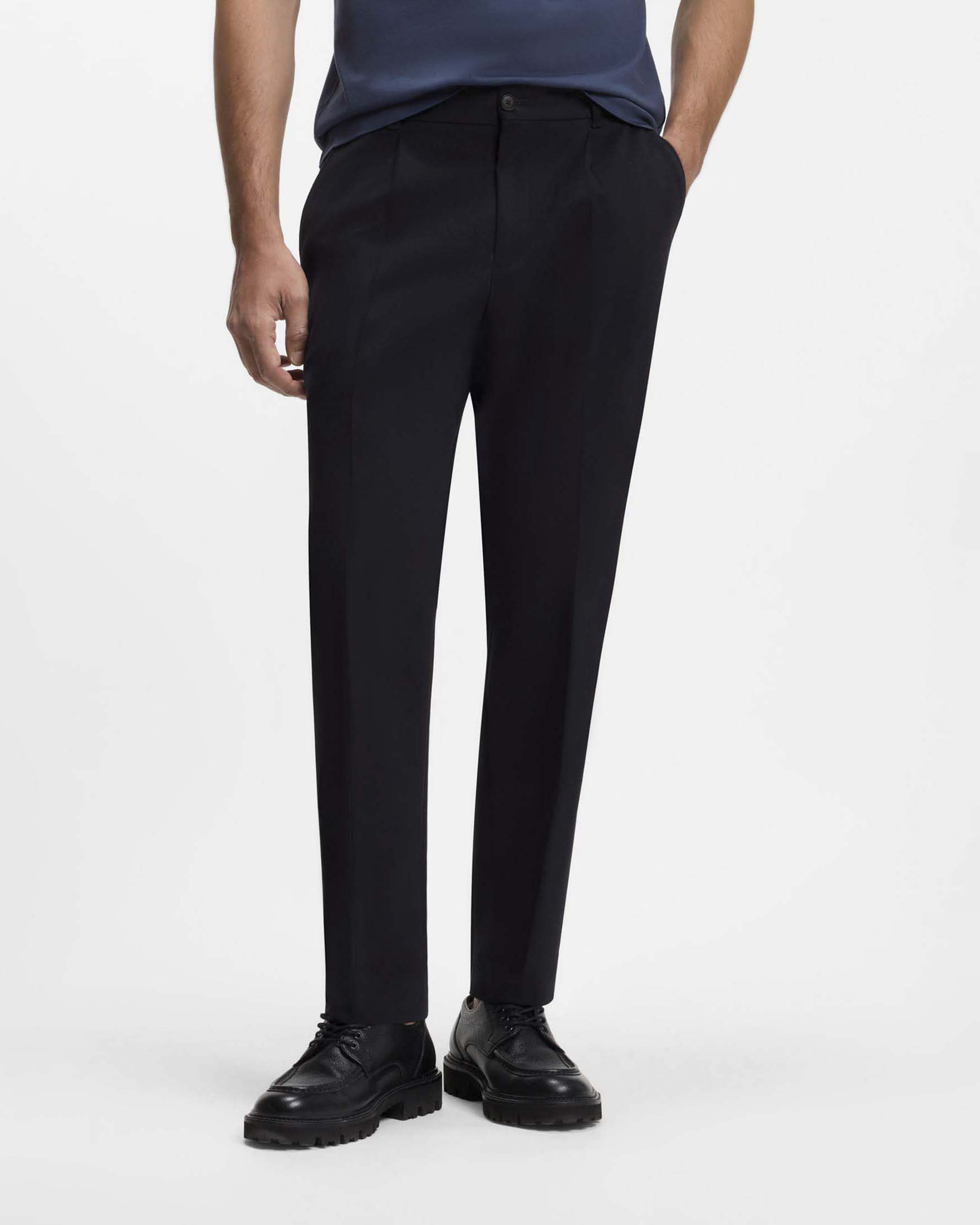 Pantaloni chino Boss blu in gabardina di cotone stretch con una pinces image