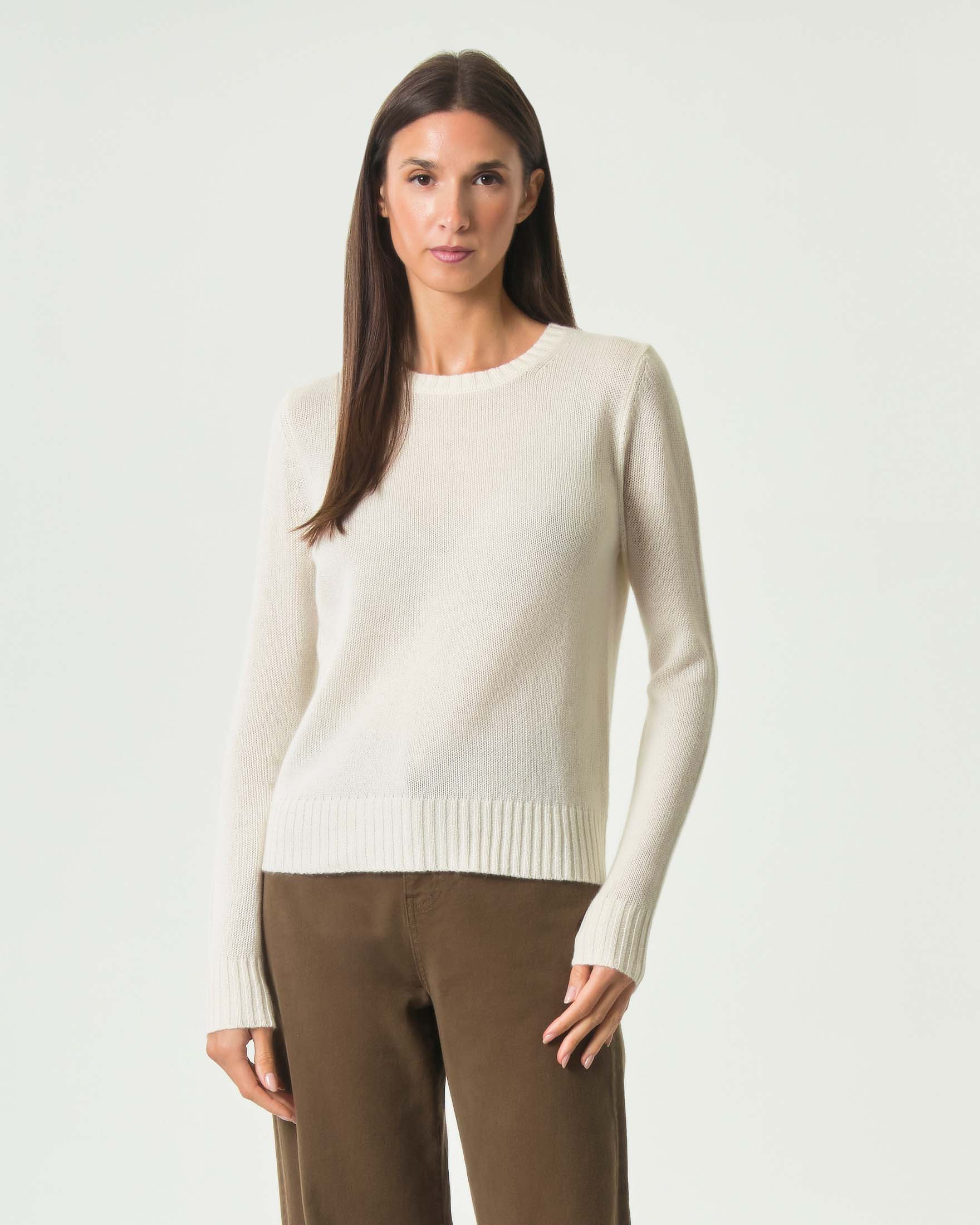 Maglia girocollo Cachemire Line color avorio in puro cashmere con bordi a costine