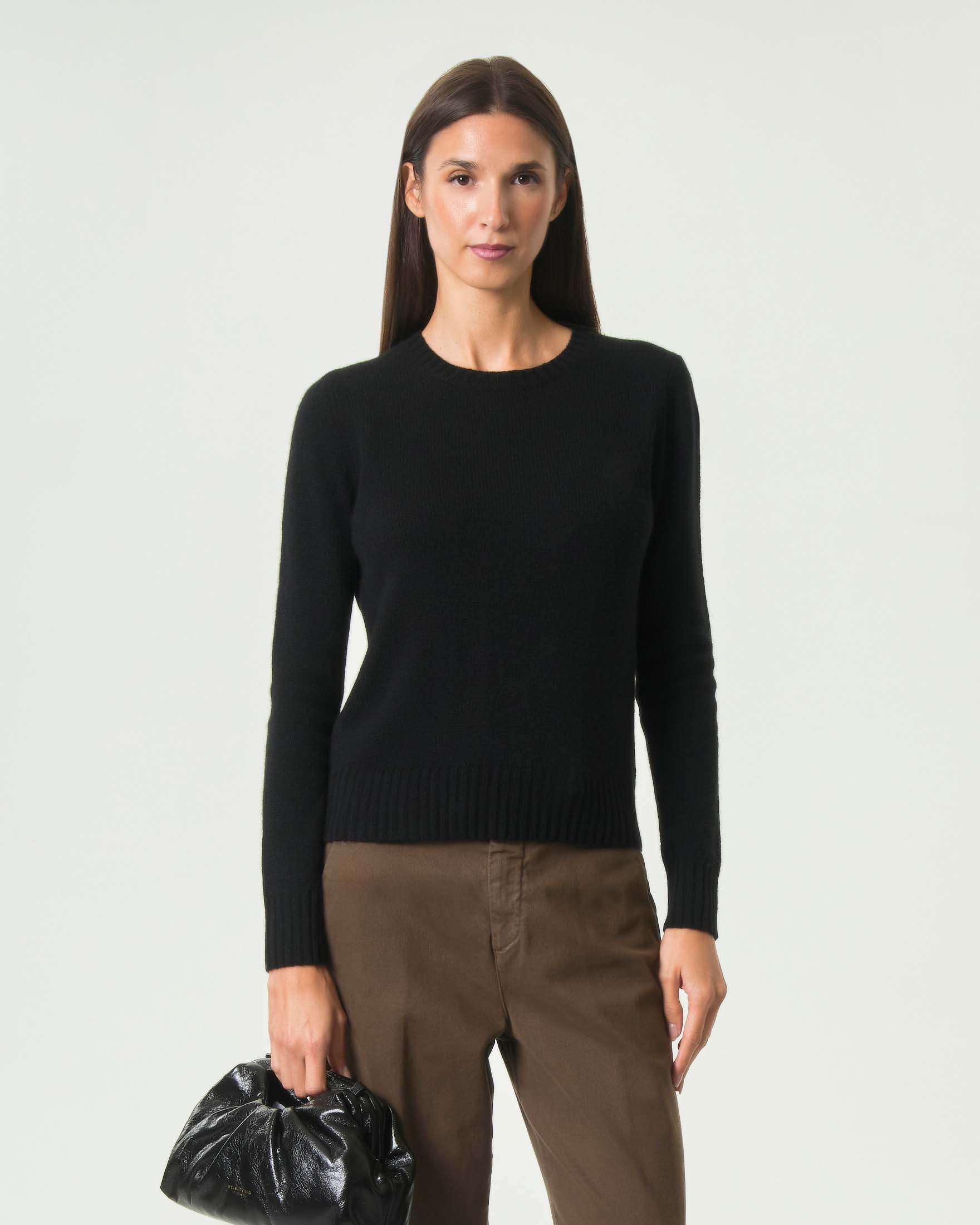 Maglia girocollo Cachemire Line nera in puro cashmere con bordi a costine