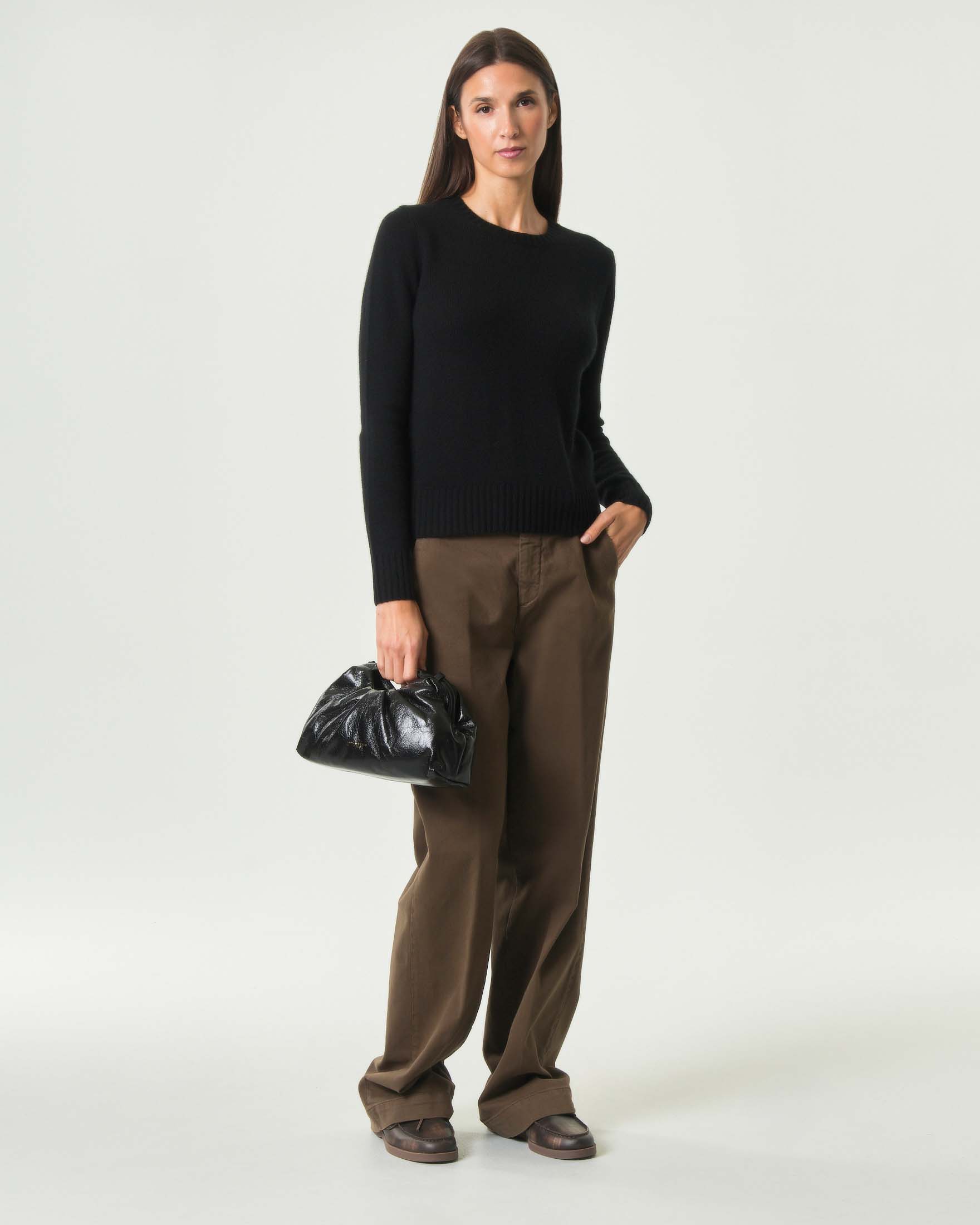 Maglia girocollo Cachemire Line nera in puro cashmere con bordi a costine image