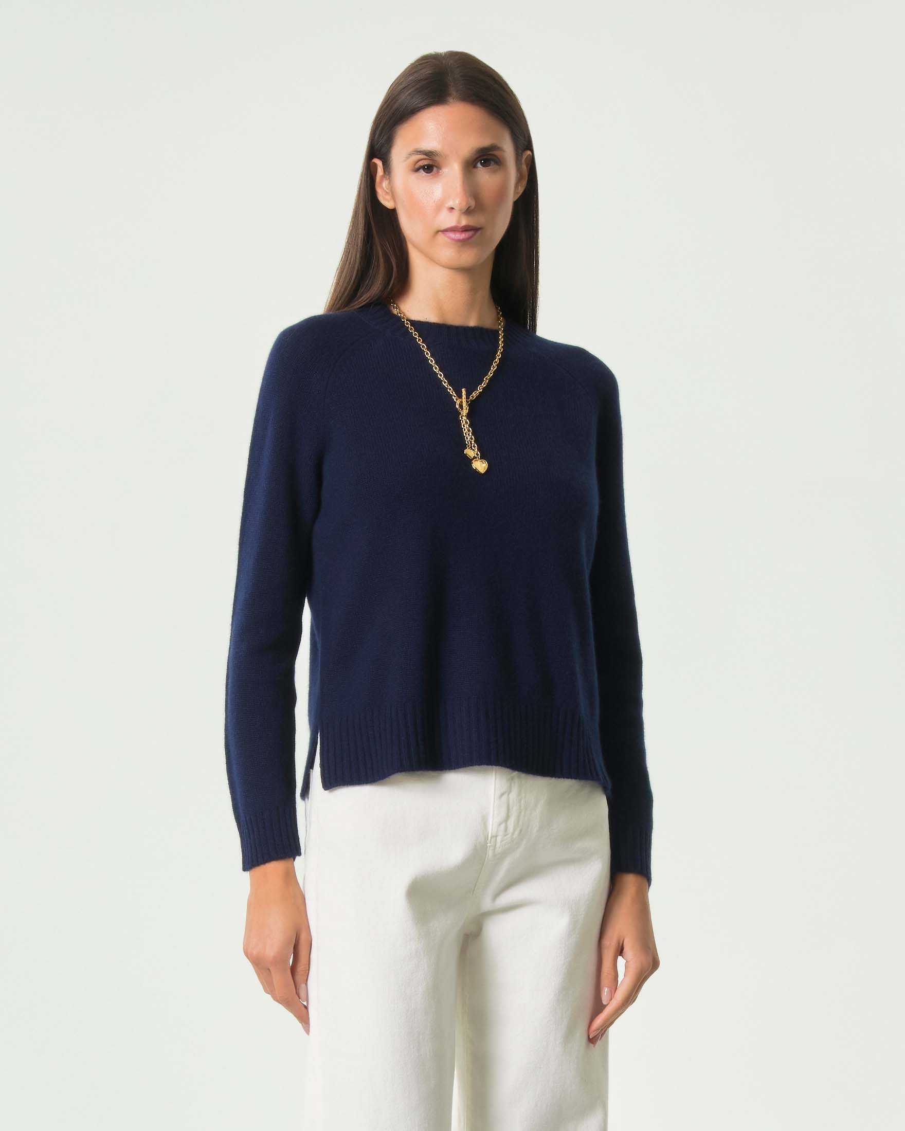 Maglia girocollo Cachemire Line blu in puro cashmere con maniche raglan e spacchi laterali