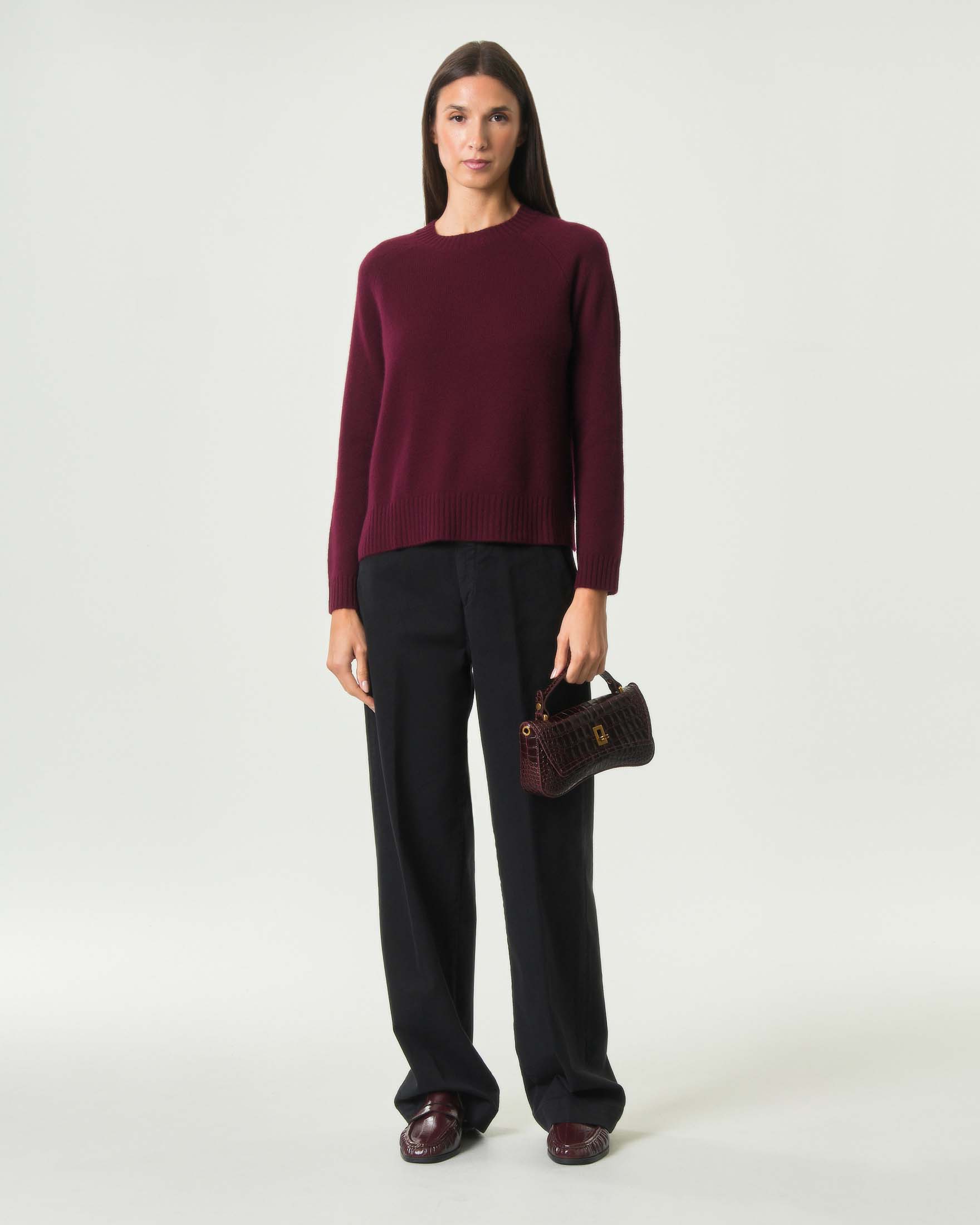 Maglia girocollo Cachemire Line bordeaux in puro cashmere con maniche raglan e spacchi laterali