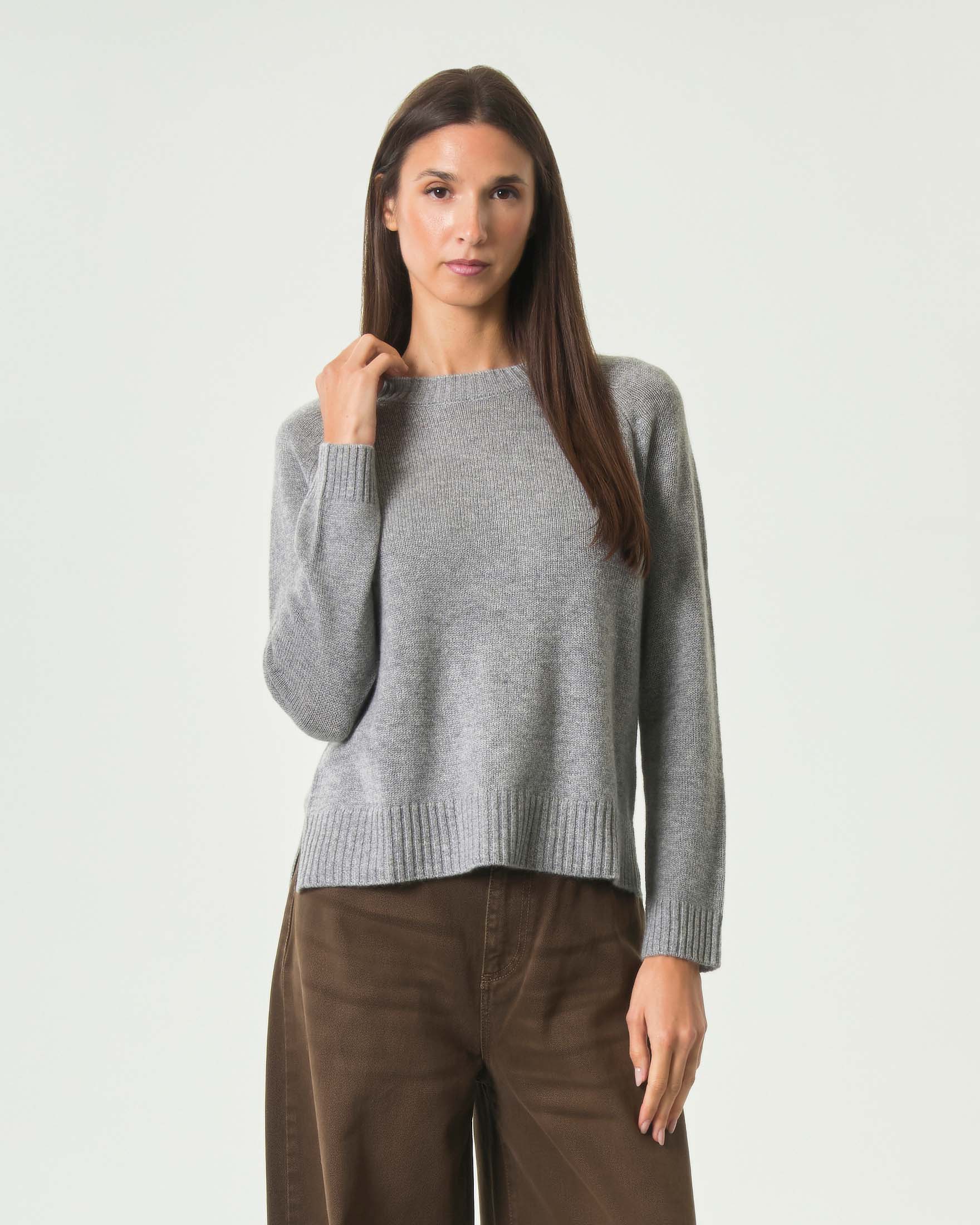 Maglia girocollo Cachemire Line grigio melange in puro cashmere con maniche raglan e spacchi laterali