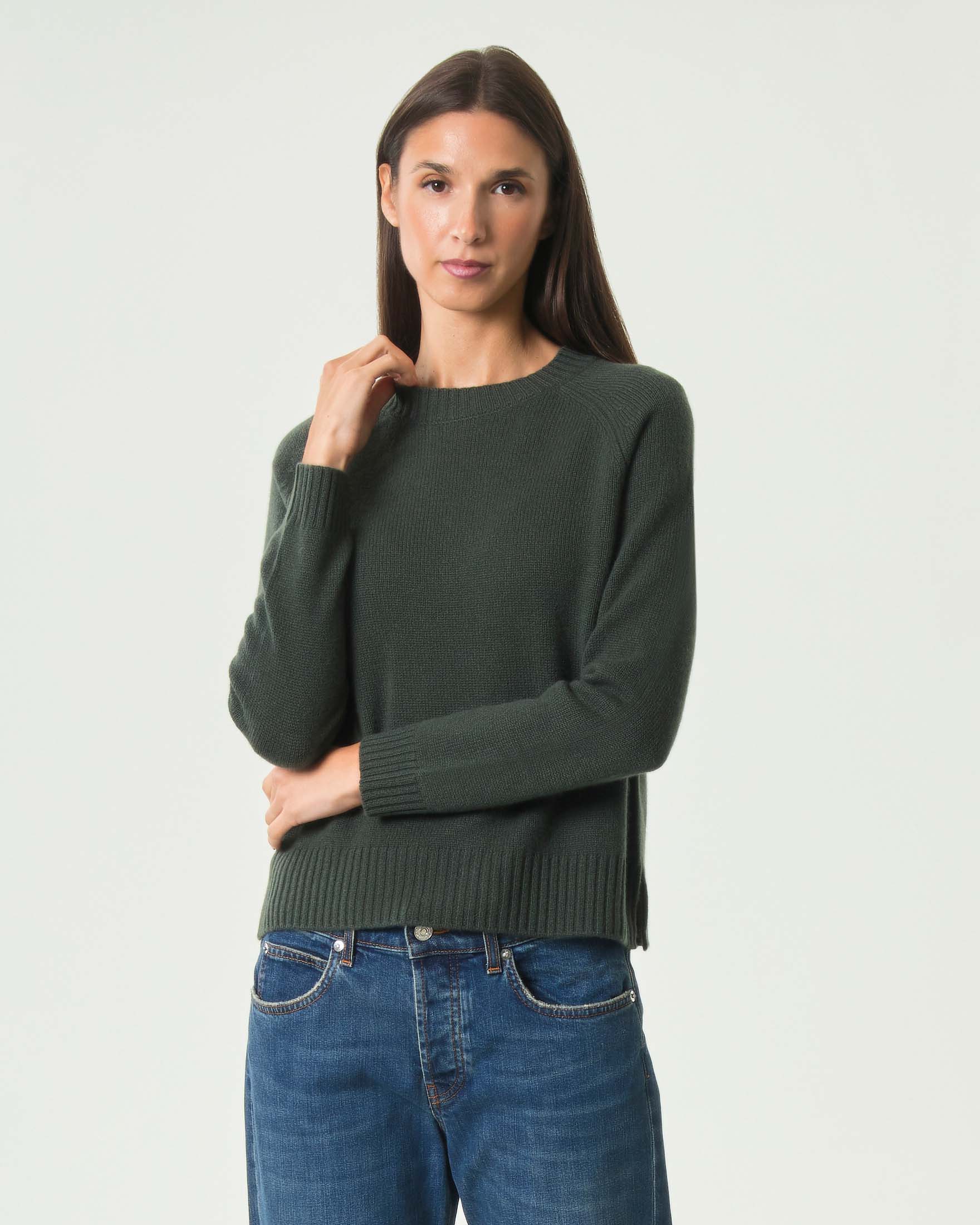 Maglia girocollo Cachemire Line color loden in puro cashmere con maniche raglan e spacchi laterali