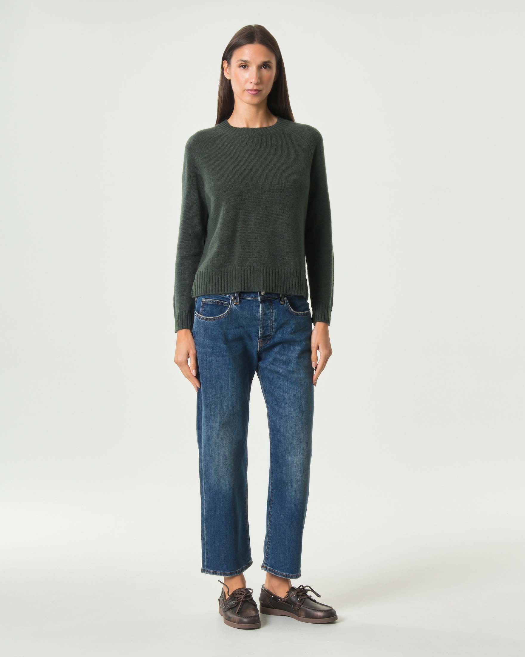 Maglia girocollo Cachemire Line color loden in puro cashmere con maniche raglan e spacchi laterali image