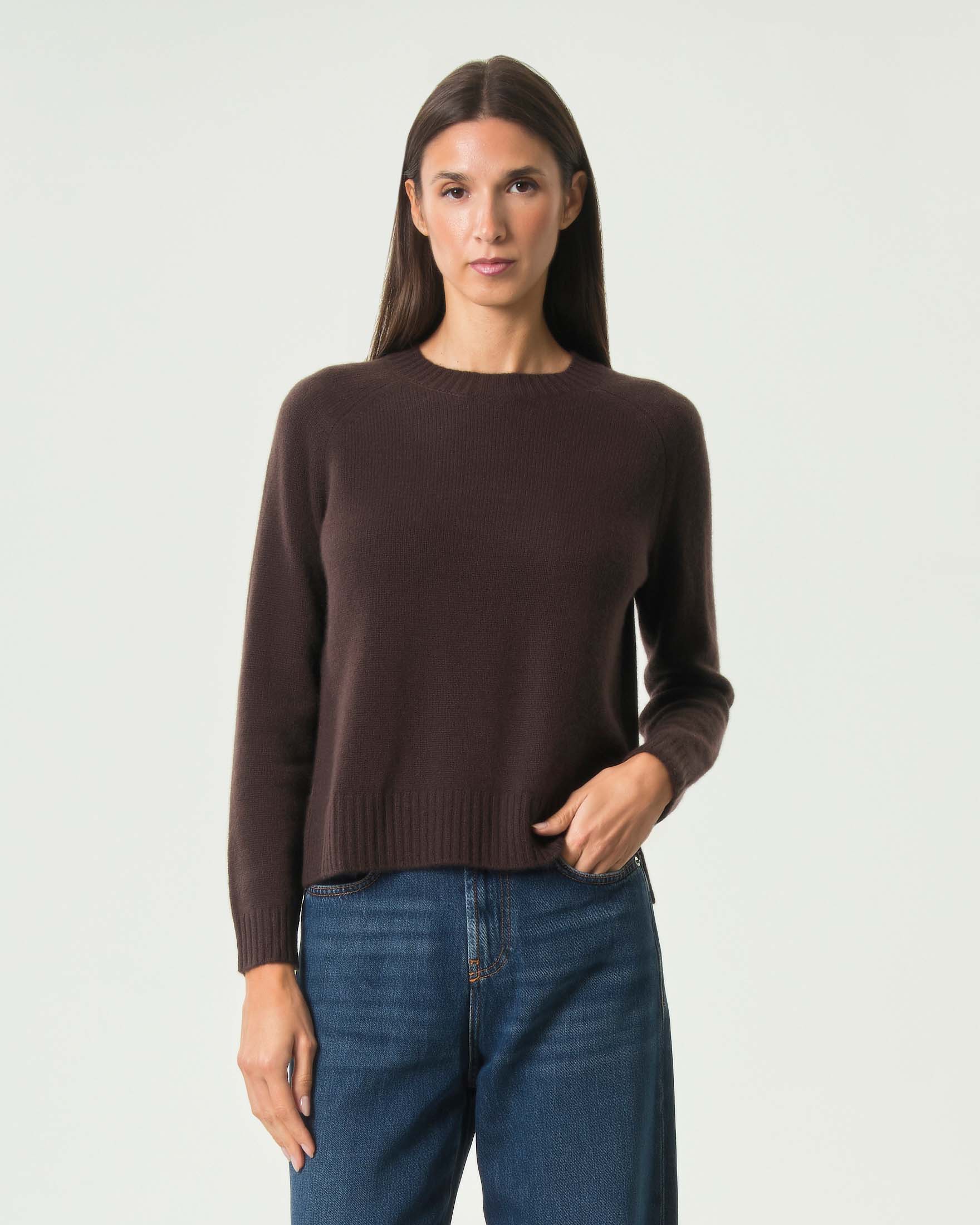 Maglia girocollo Cachemire Line marrone in puro cashmere con maniche raglan e spacchi laterali