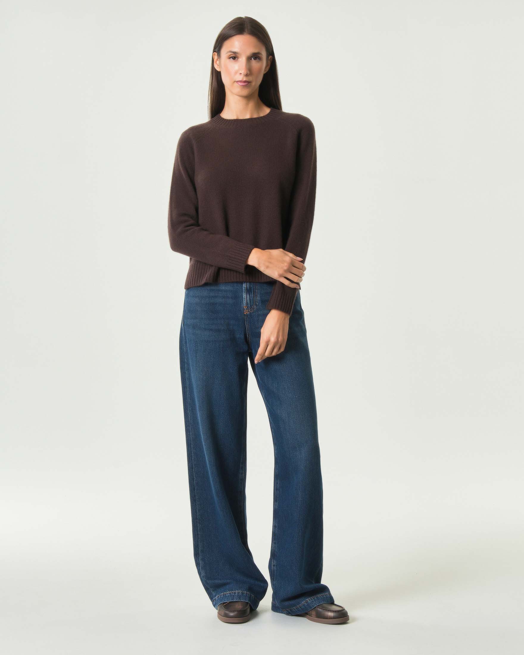Maglia girocollo Cachemire Line marrone in puro cashmere con maniche raglan e spacchi laterali image