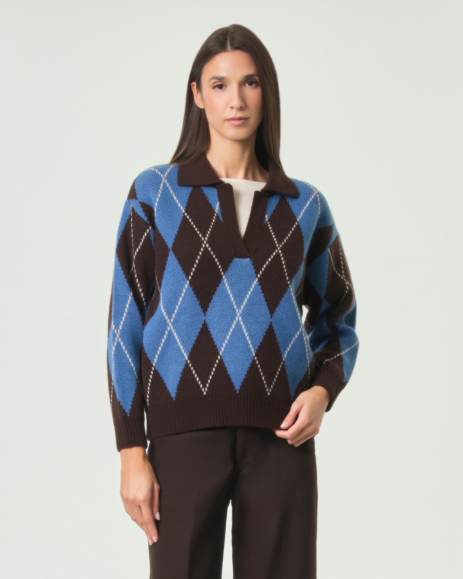 Maglia scollo derby Hlo! marrone in misto lana vergine con motivo Argyle azzurro e bordi a coste