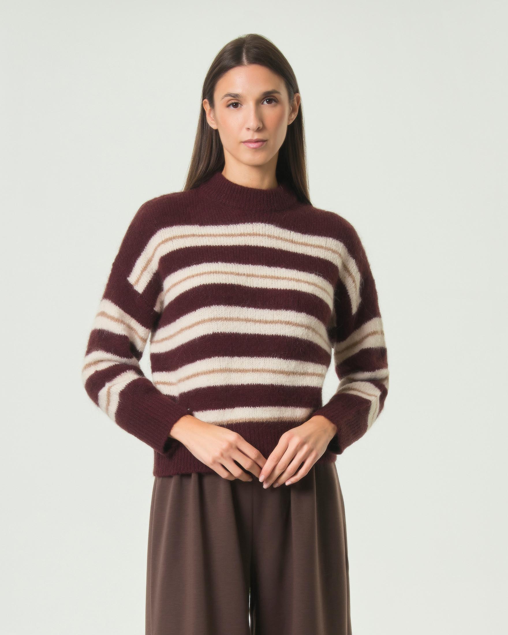 Maglia girocollo Hlo! bordeaux in misto lana e mohair con bordi a coste e righe avorio e rosa
