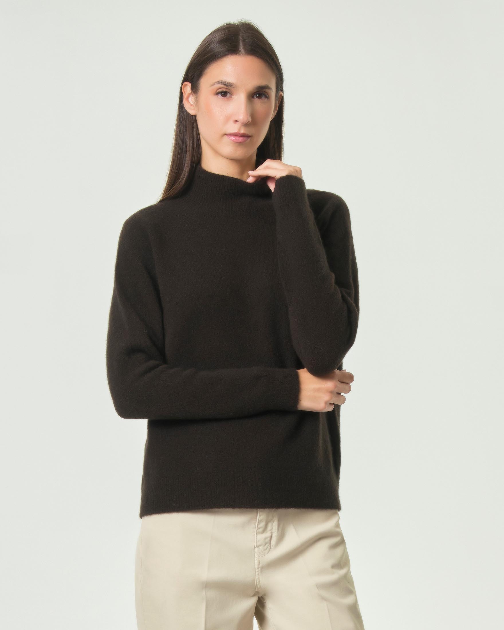 Maglia Hlo! marrone in misto alpaca e lana con collo a cratere e bordi a coste