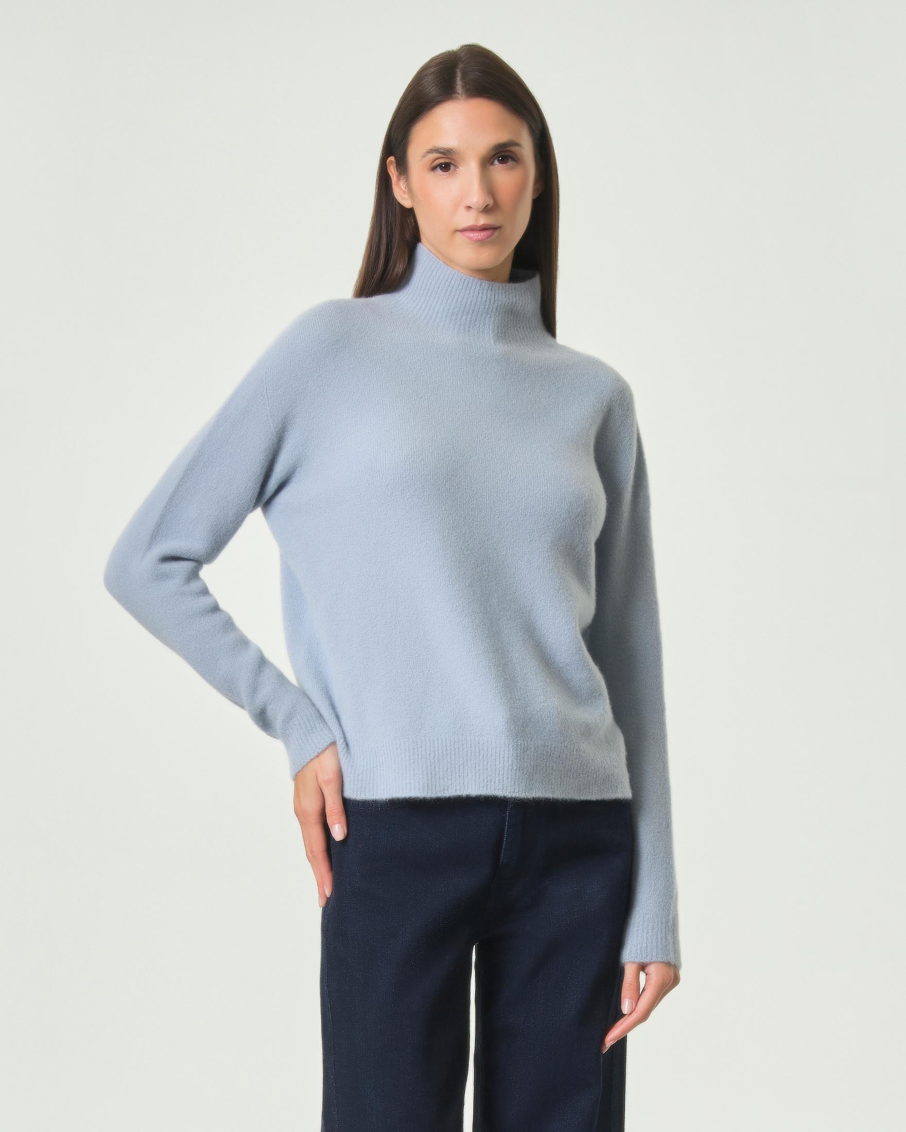 Maglia Hlo! azzurra in misto alpaca e lana con collo a cratere e bordi a coste